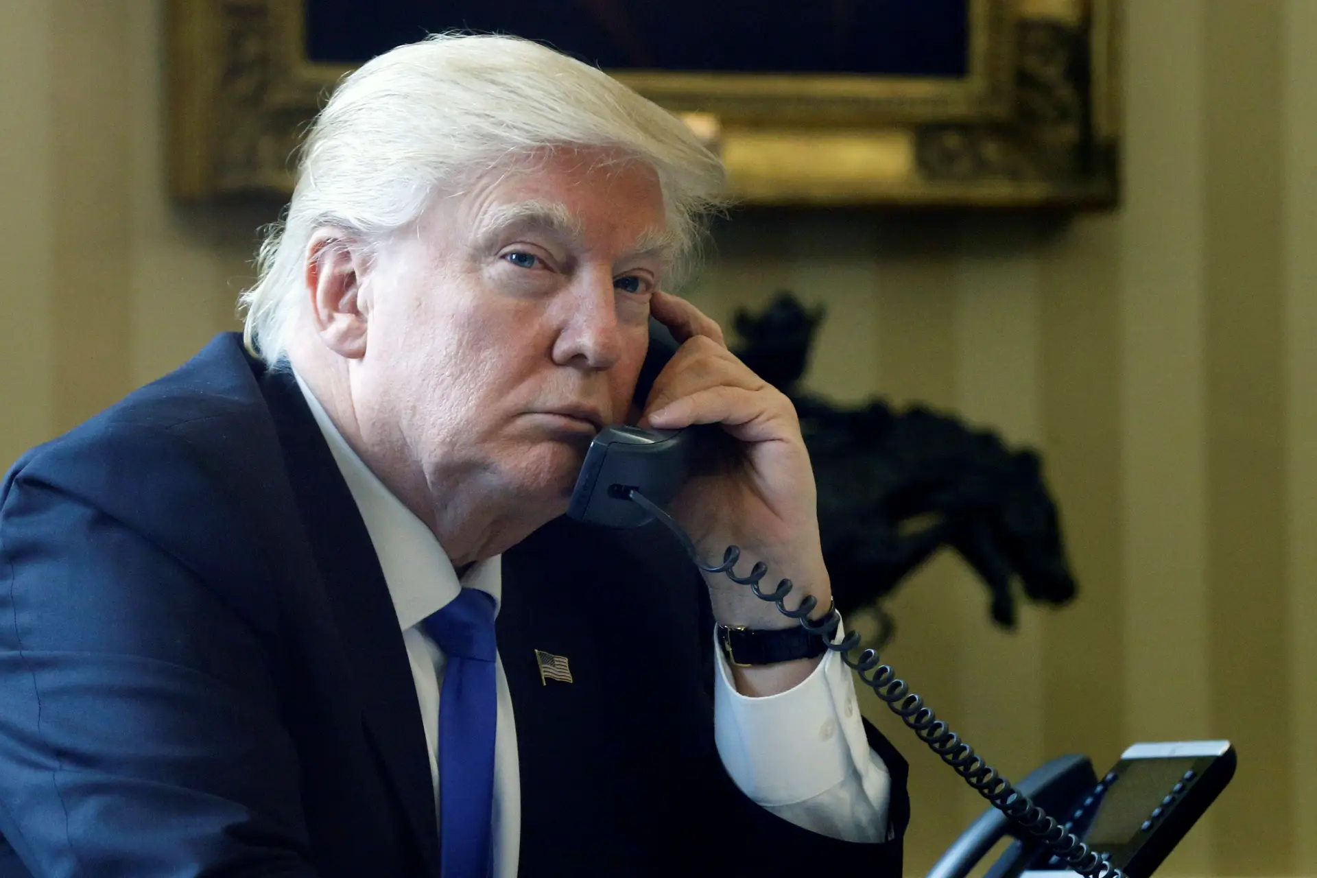 Trump fala hoje ao telefone com Putin
