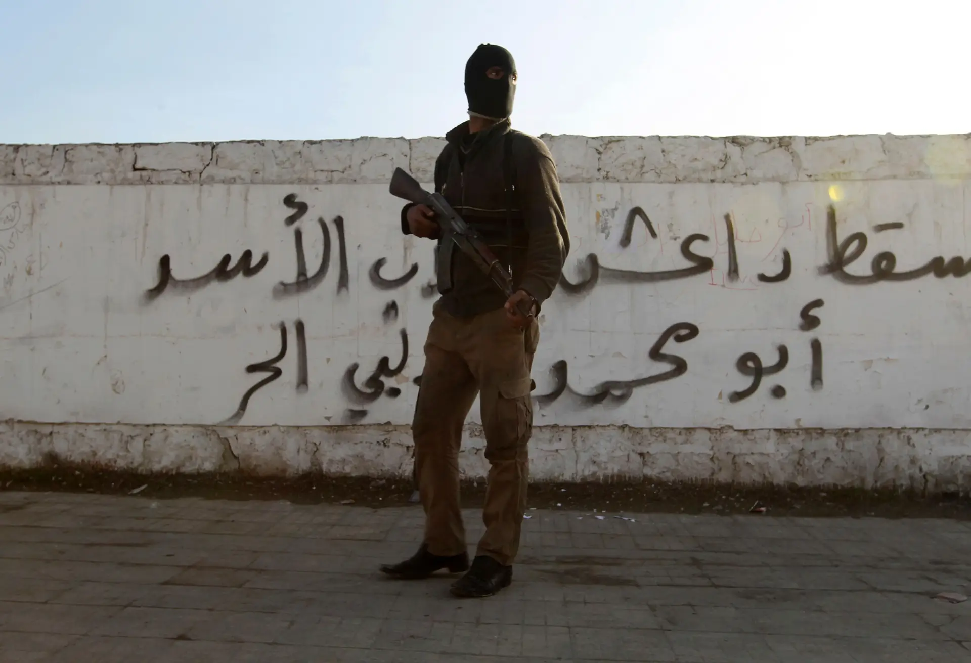 Observatório diz que militantes do Daesh estão a deixar capital síria, autoridades negam