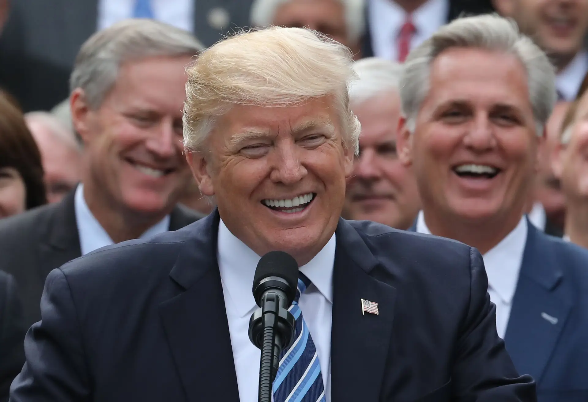 Trump promete acabar com Obamacare após vitória na Câmara dos Representantes