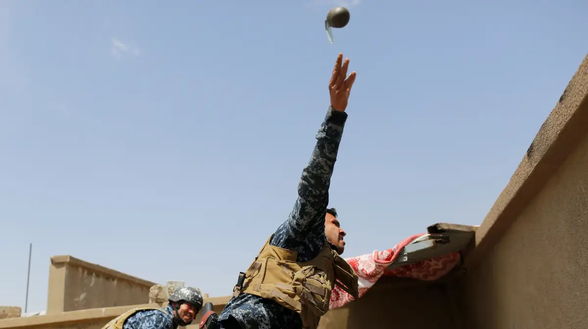 Membros das Forças Policiais iraquianas, durante uma batalha contra o Daesh, em Mossul, Iraque.
