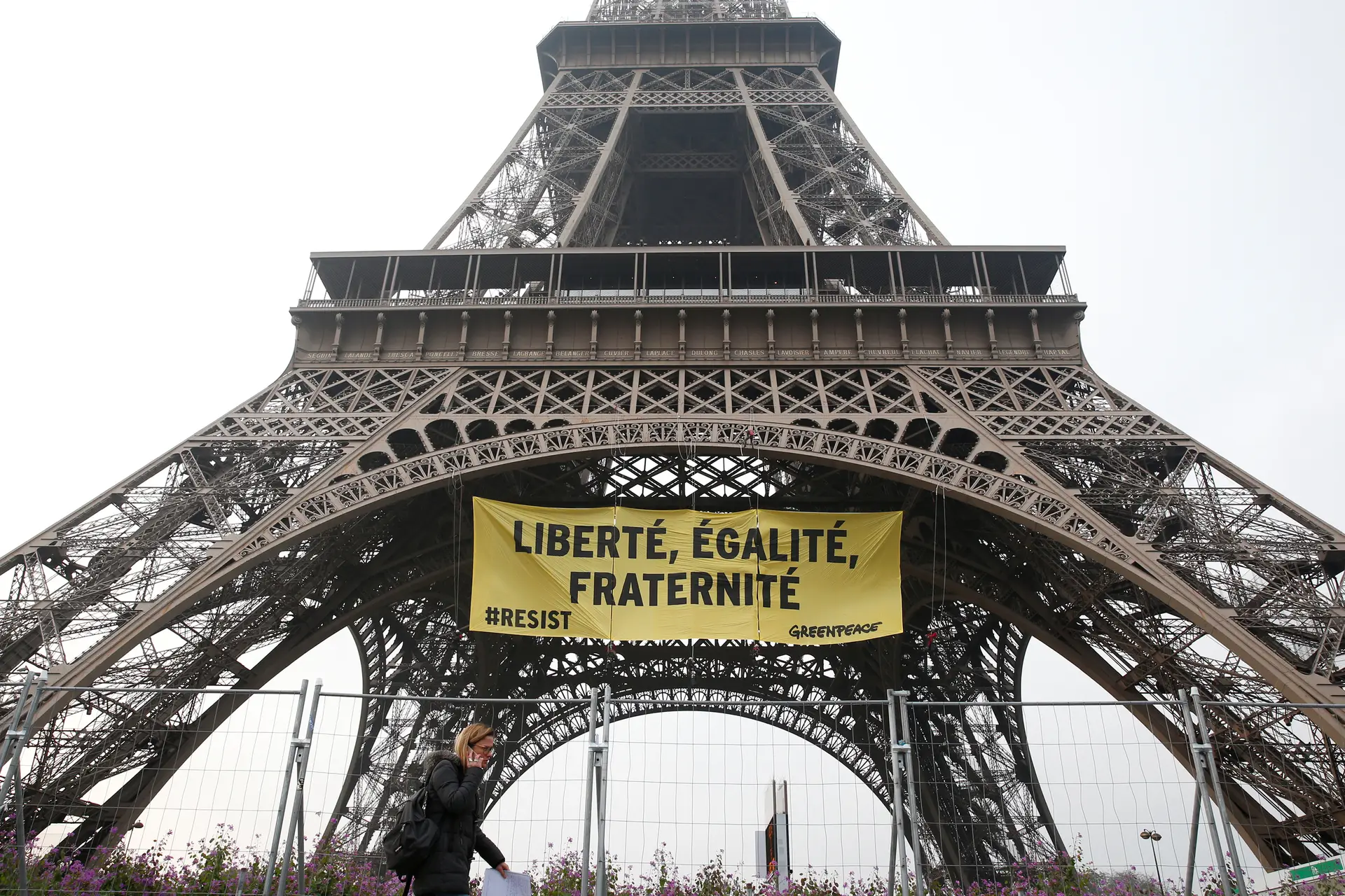 Greenpeace coloca na Torre Eiffel uma faixa contra a Frente Nacional