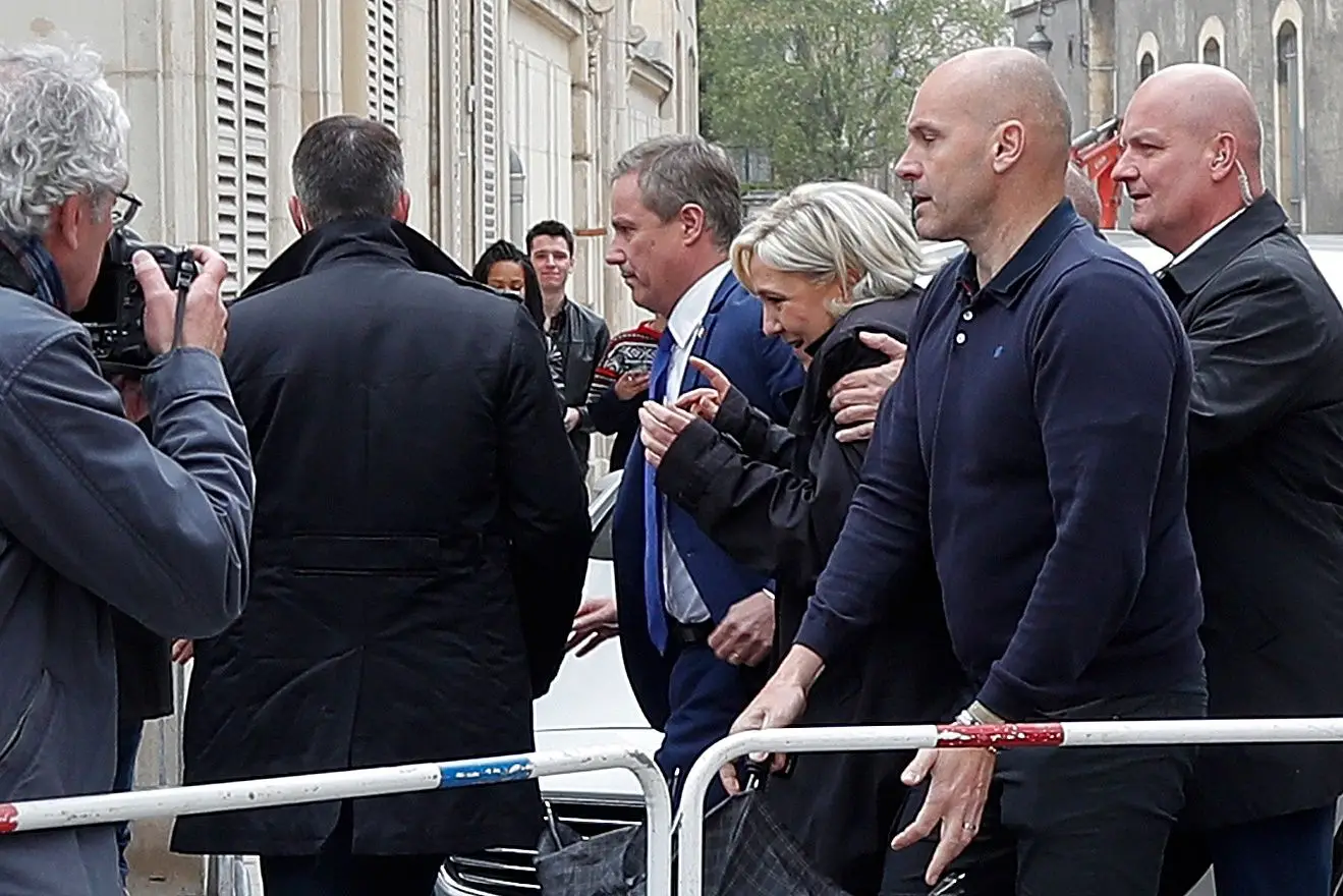 Le Pen obrigada a fugir pelas traseiras da Catedral de Reims