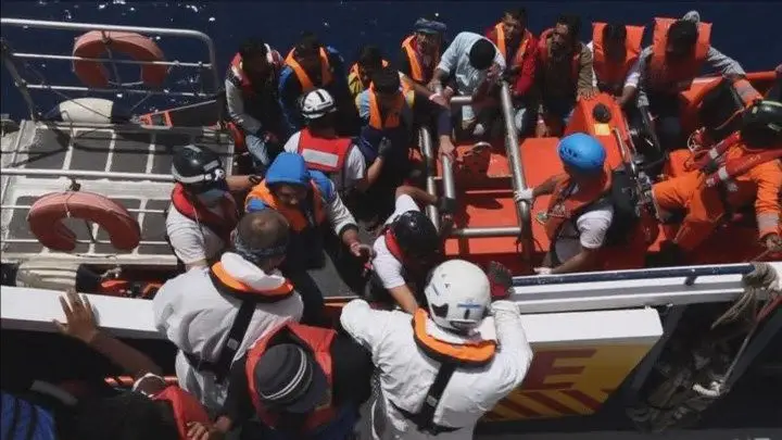 Resgatados 400 migrantes no Mar Mediterrâneo