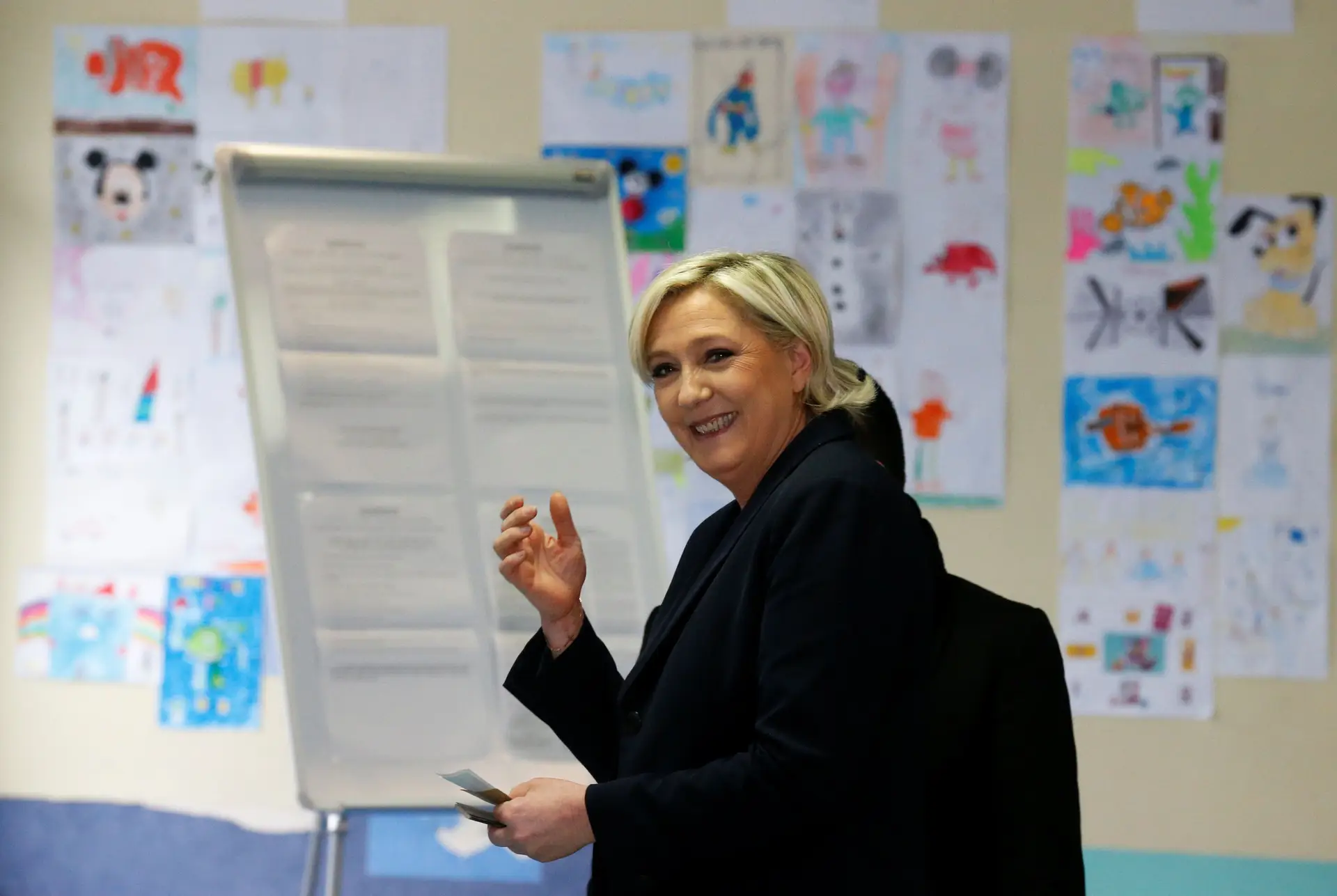 Vários meios impedidos de entrar na sede de campanha de Le Pen