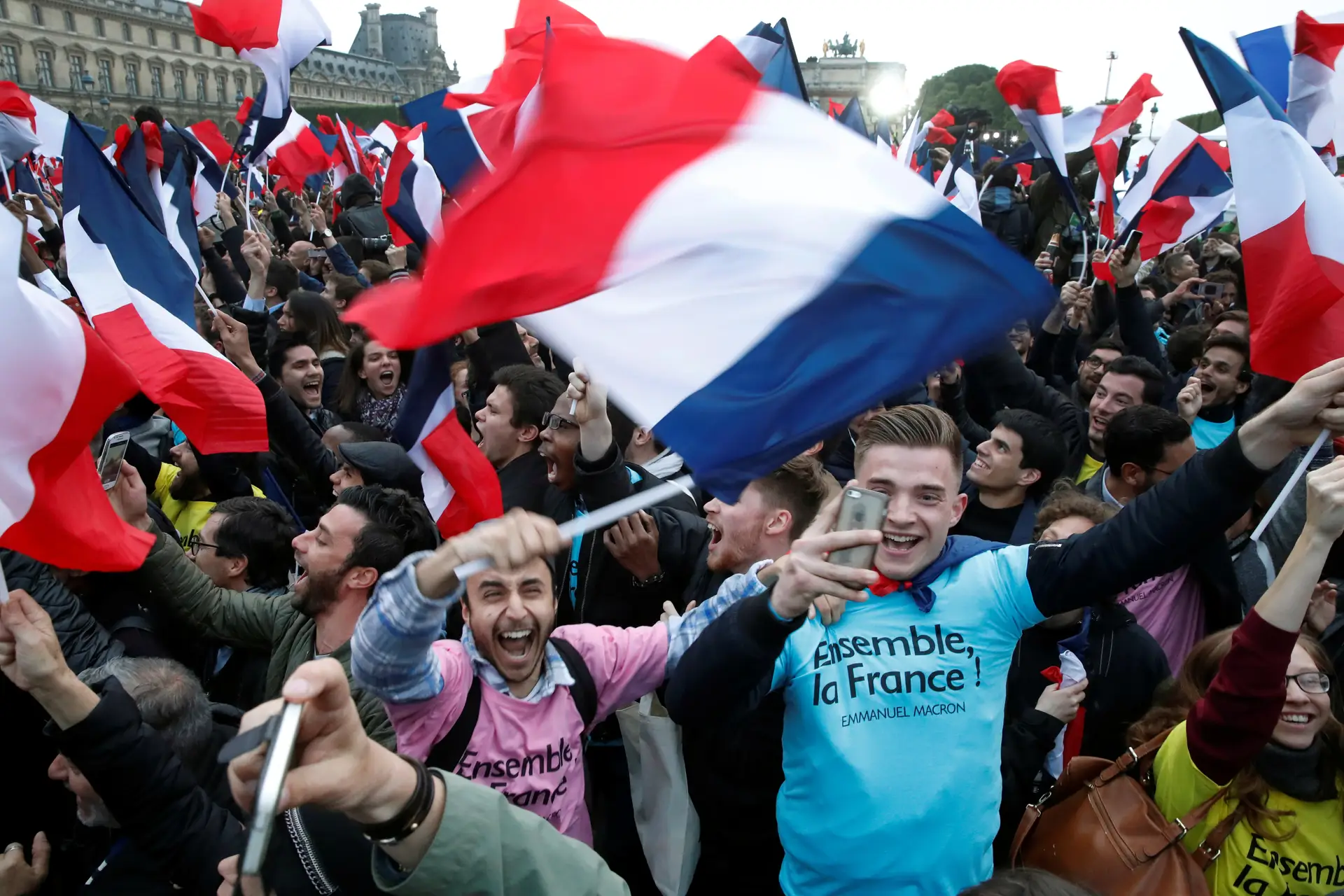 Macron concentra poderes, oposição critica uma "monarquia presidencial"