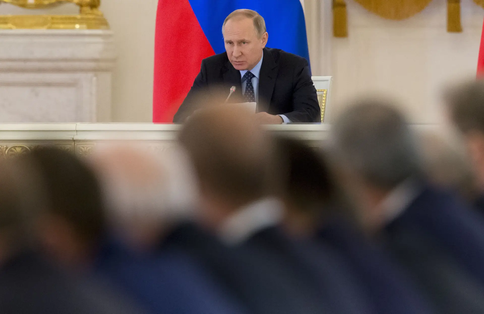 Putin felicita Macron e garante que quer trabalhar de forma construtiva