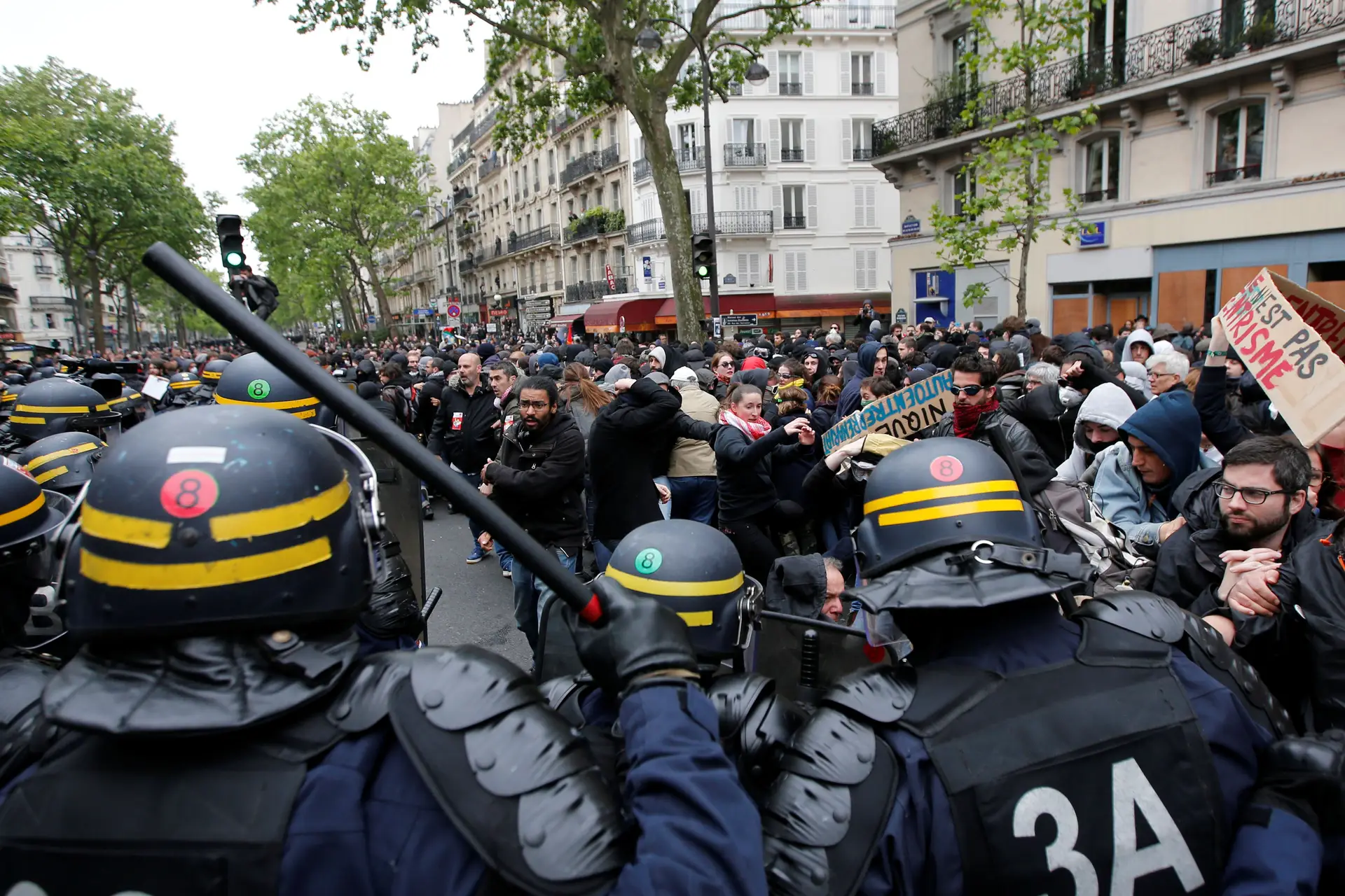 Manifestantes contra Macron em confrontos com a polícia em Paris