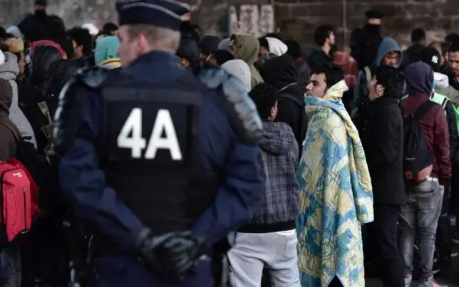Polícia francesa desalojou 1.609 migrantes em acampamentos no norte de Paris