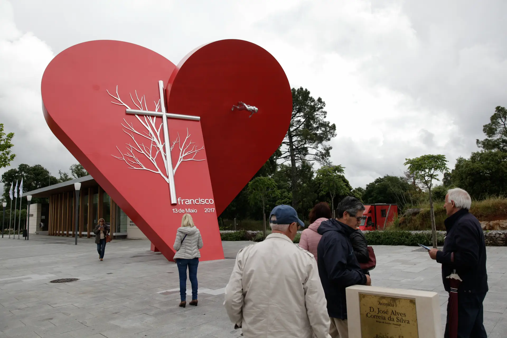 Inaugurado coração gigante em Fátima chamado Francisco