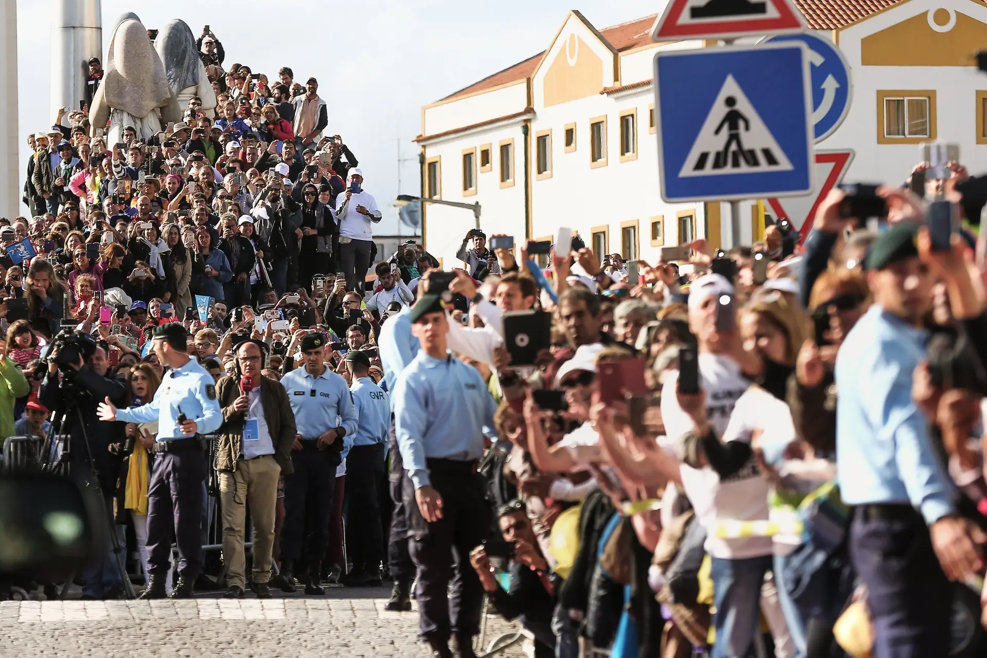 Peregrinos invadem rotunda sul e ocupam monumento dos três pastorinhos