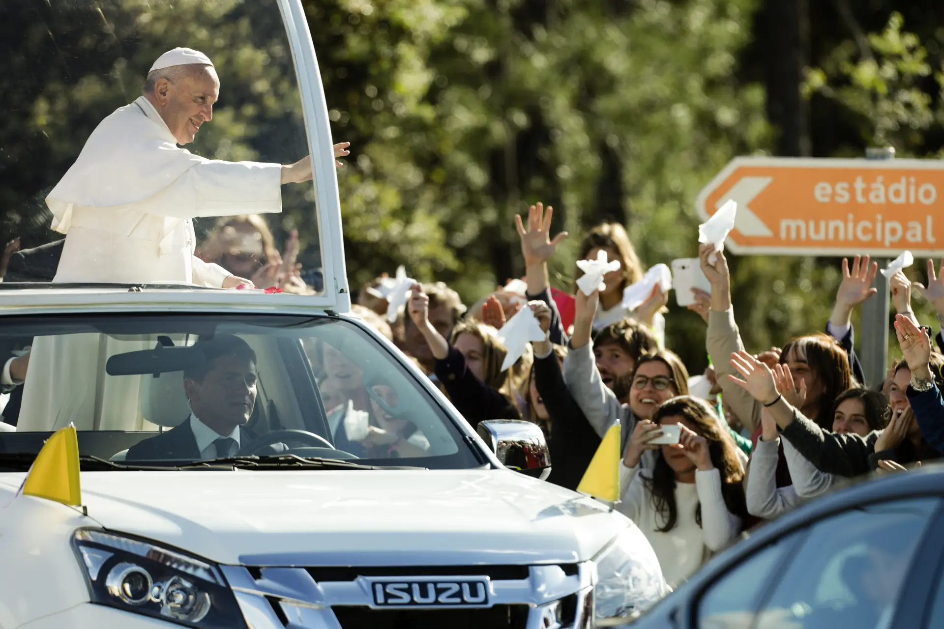 Lenços brancos, pétalas e muitas fotos à chegada do Papa a Fátima