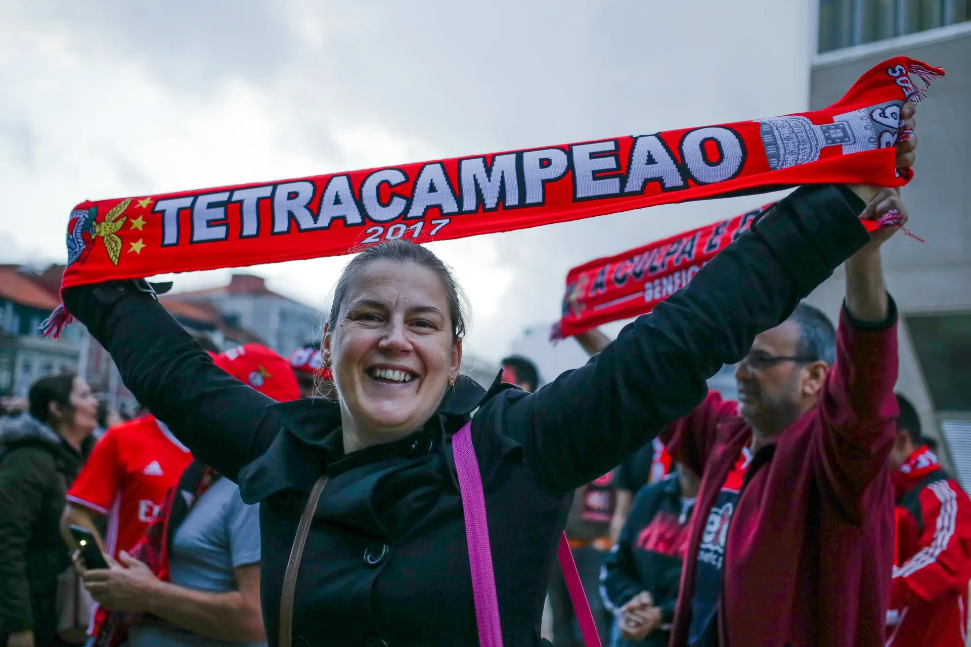 Adeptos pintam o Rossio da cidade de Viseu de encarnado
