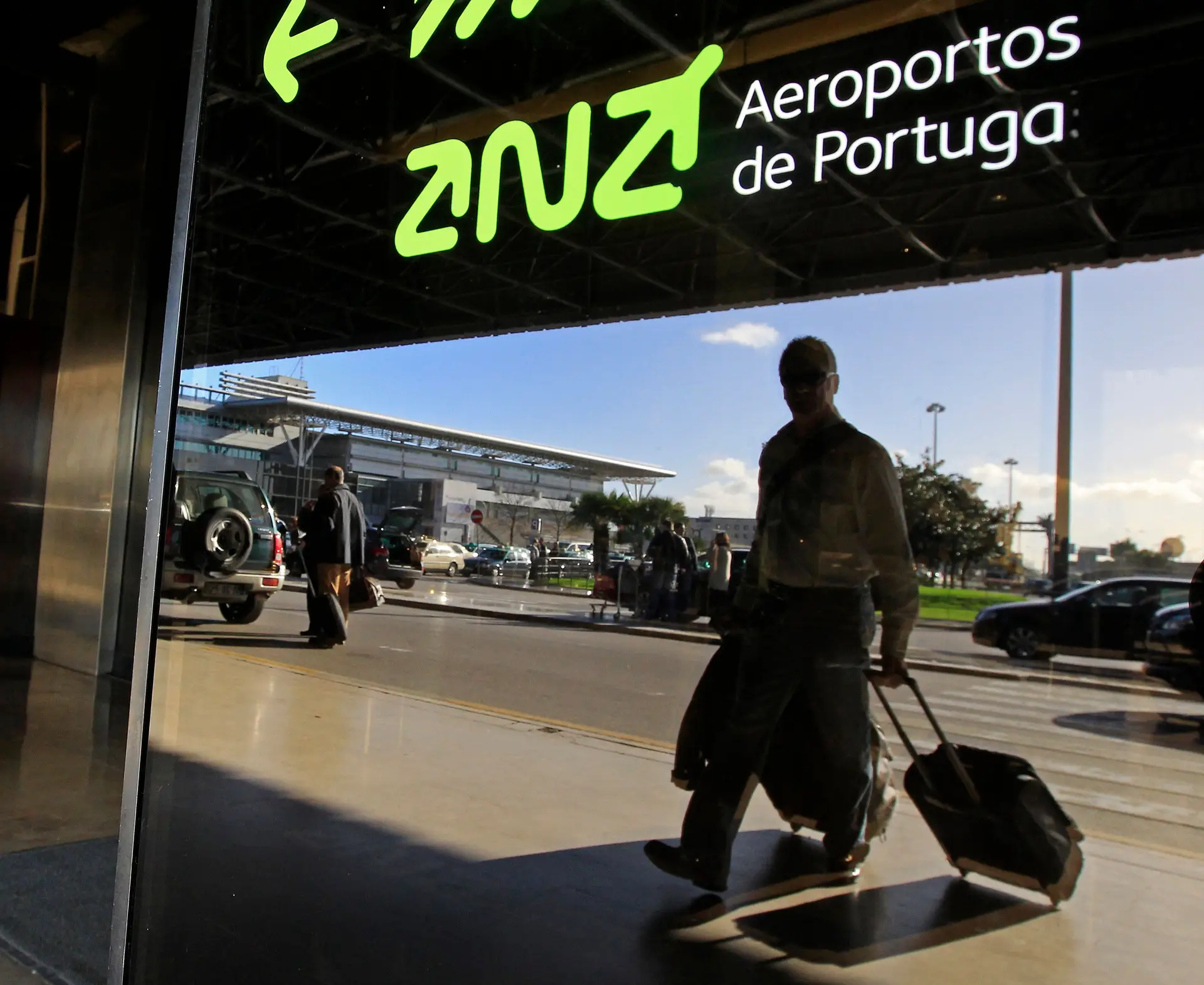 Aeroporto de Lisboa pode perder até 2,5 milhões de passageiros em 2017