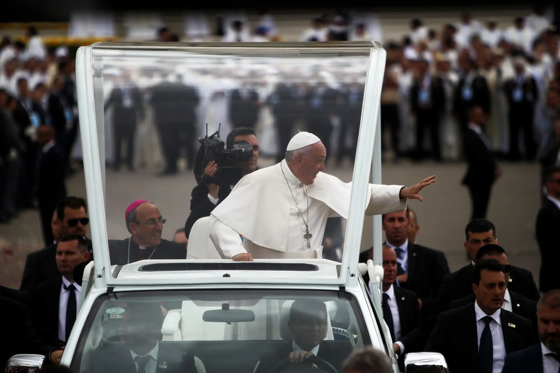 Papa Francisco admite possibilidade de dar bênção a casais do