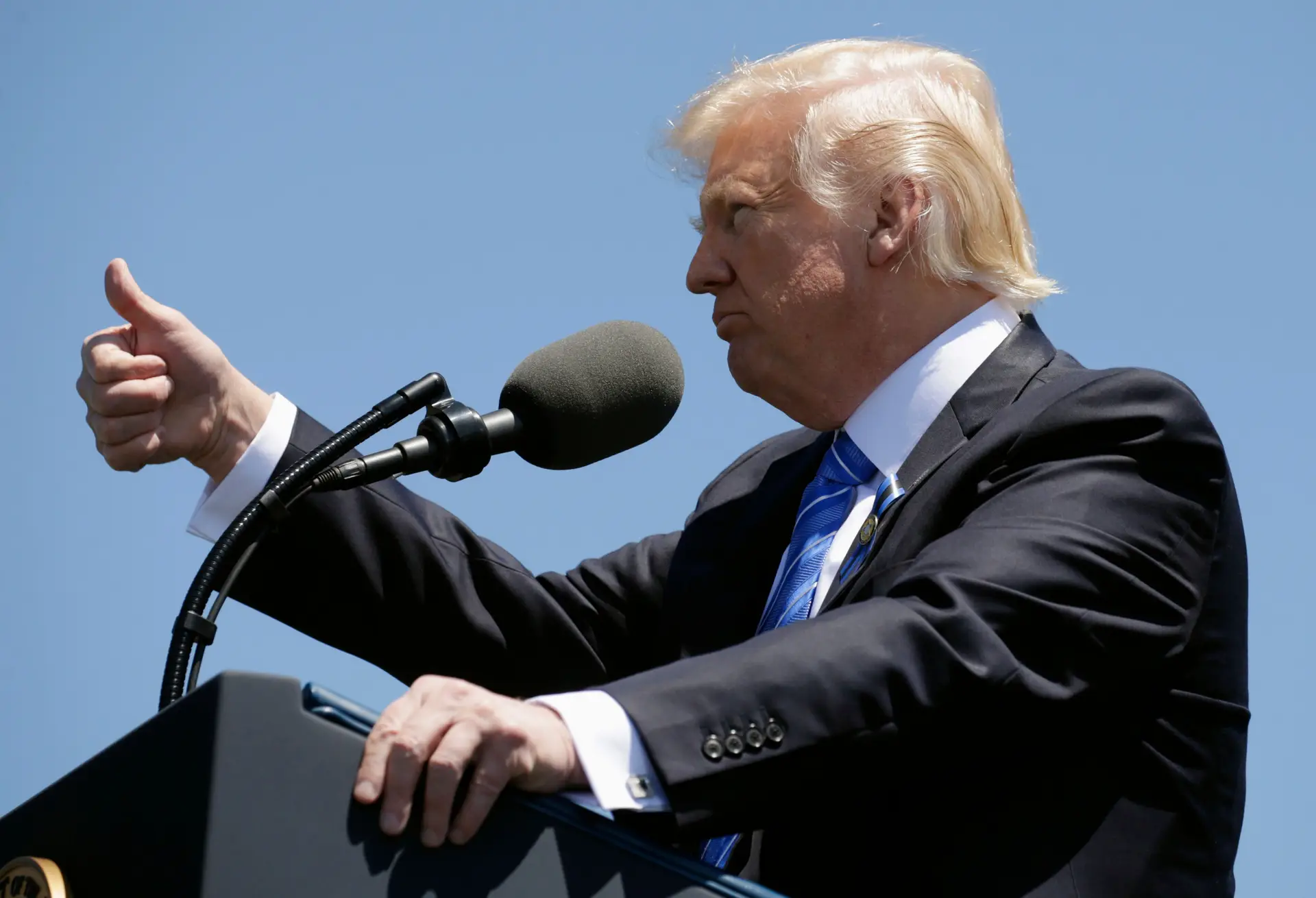Trump diz que tem "direito absoluto" de partilhar informação com os russos