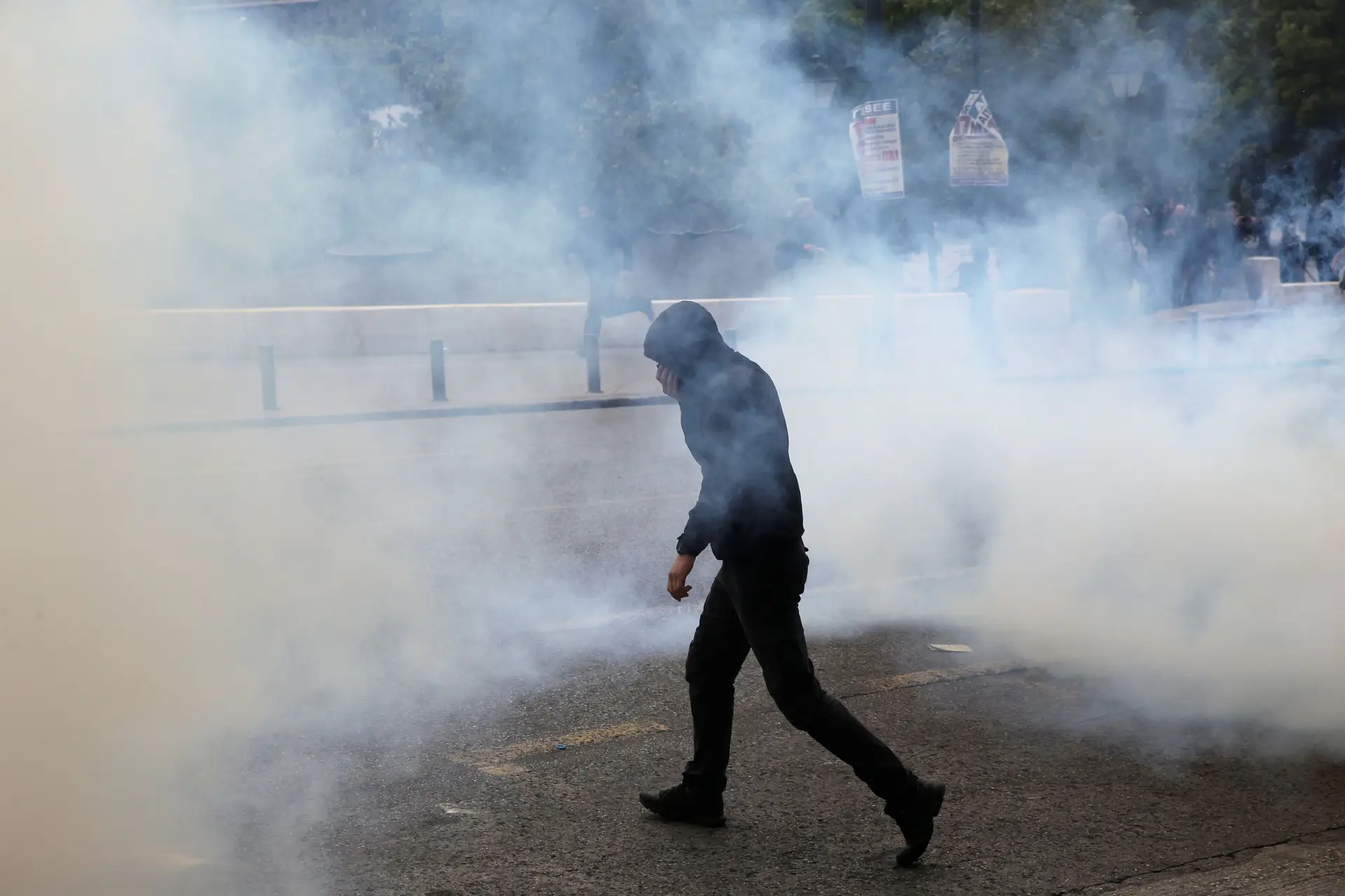 Gás lacrimogéneo contra manifestantes na Grécia