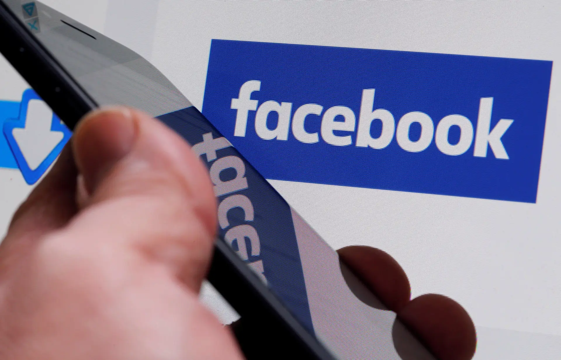 Perfis de grupos supremacistas eliminados pelo Facebook
