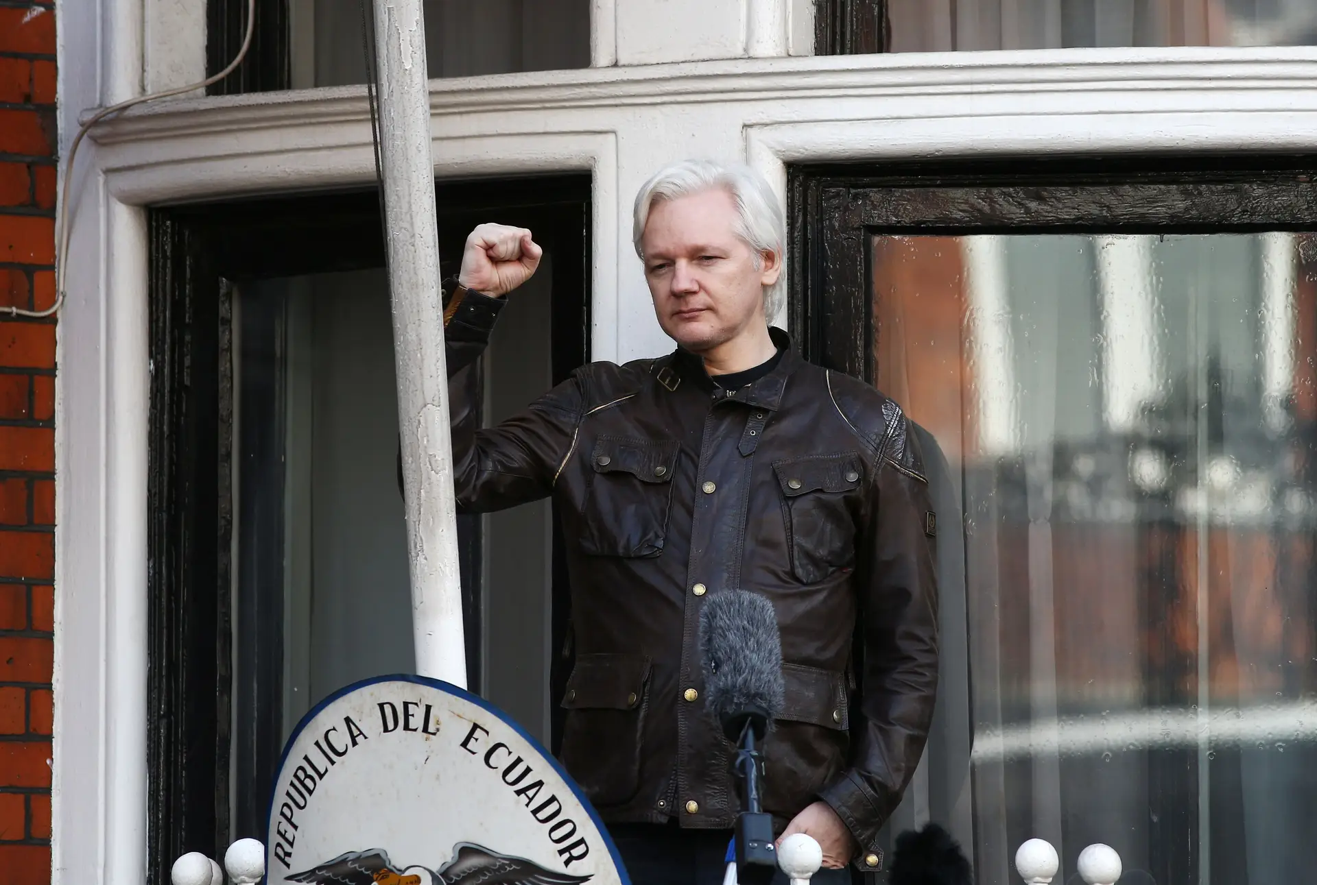Suécia encerra processo contra Assange