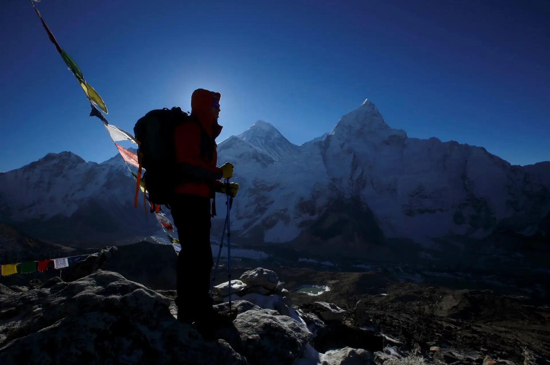 Três alpinistas mortos e um desaparecido no Evereste