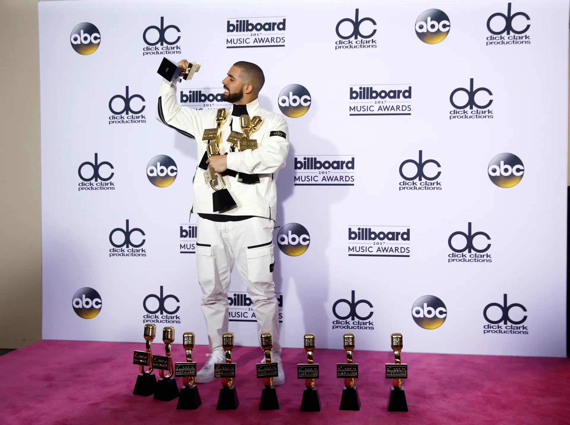 Drake bate recorde de Adele ao ganhar 13 Billboard Music Awards