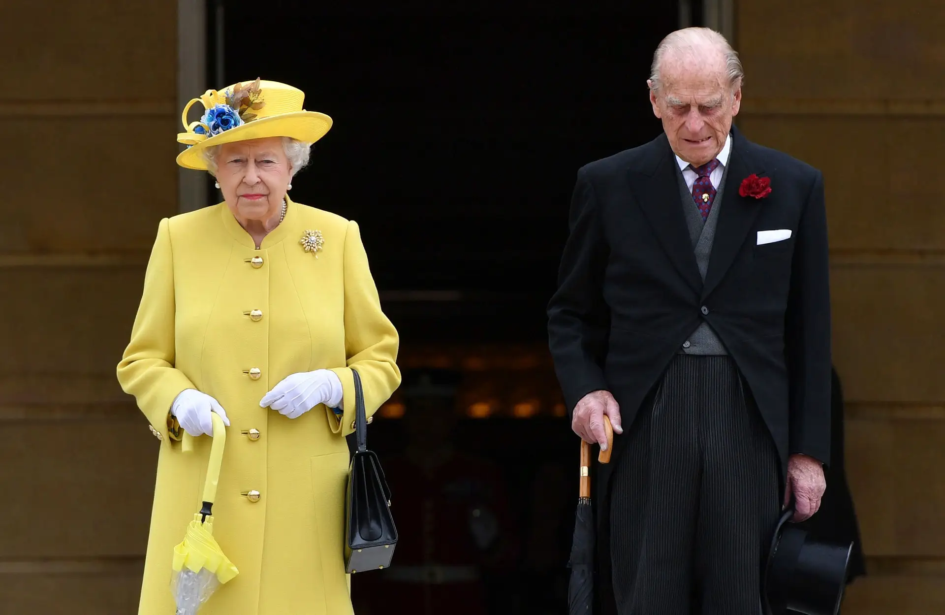 Rainha Isabel II cumpre momento de silêncio em memória das vítimas