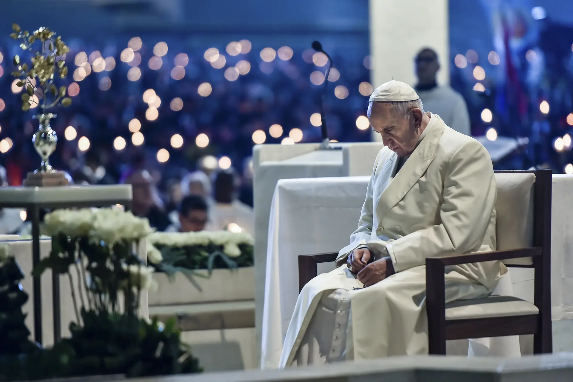 Papa triste com "ataque bárbaro" critica "violência sem sentido"