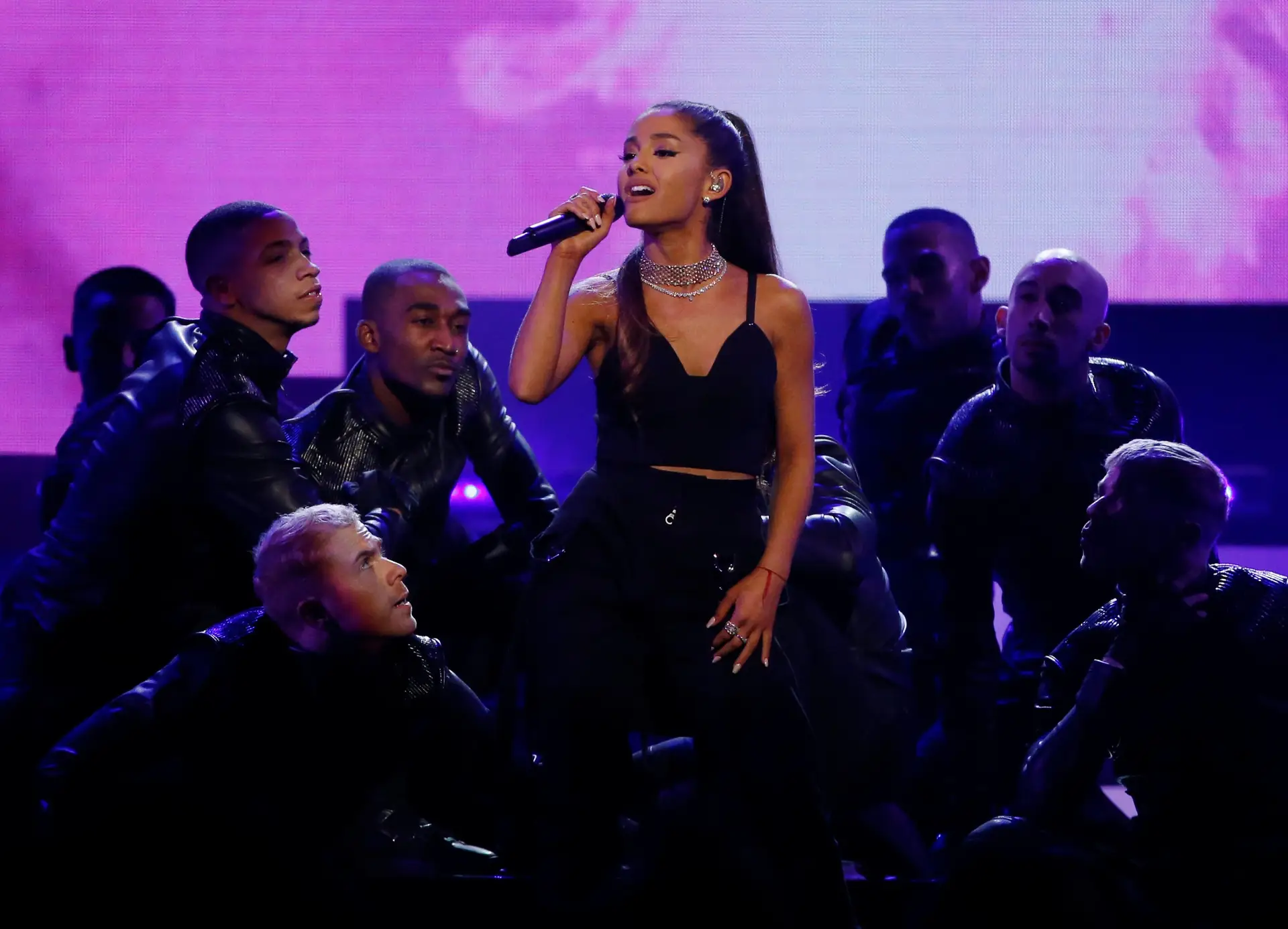 Ariana Grande e outras estrelas dão concerto especial em Manchester