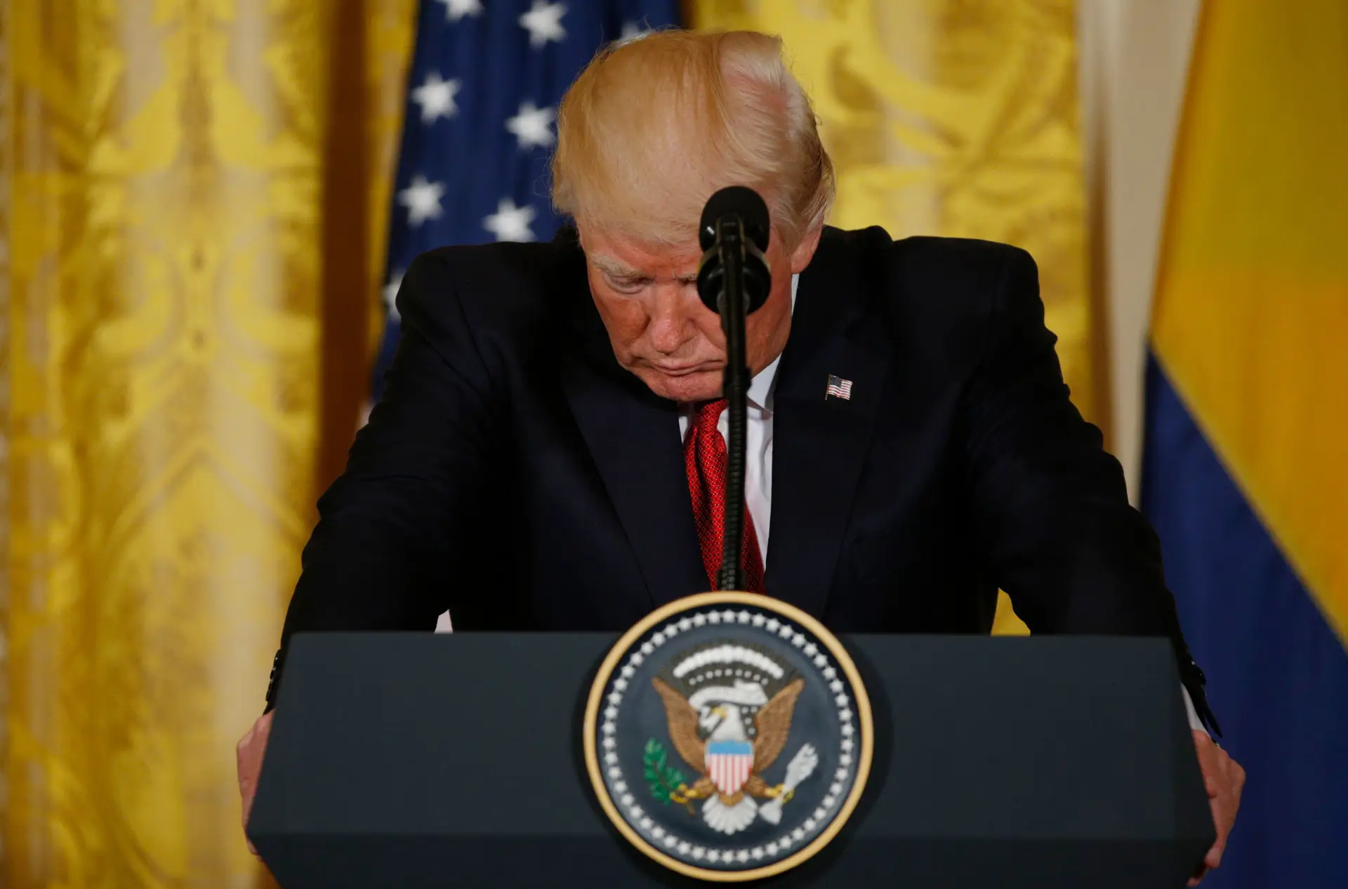 Ex-diretor da CIA diz que houve contactos entre a campanha de Trump e agentes russos