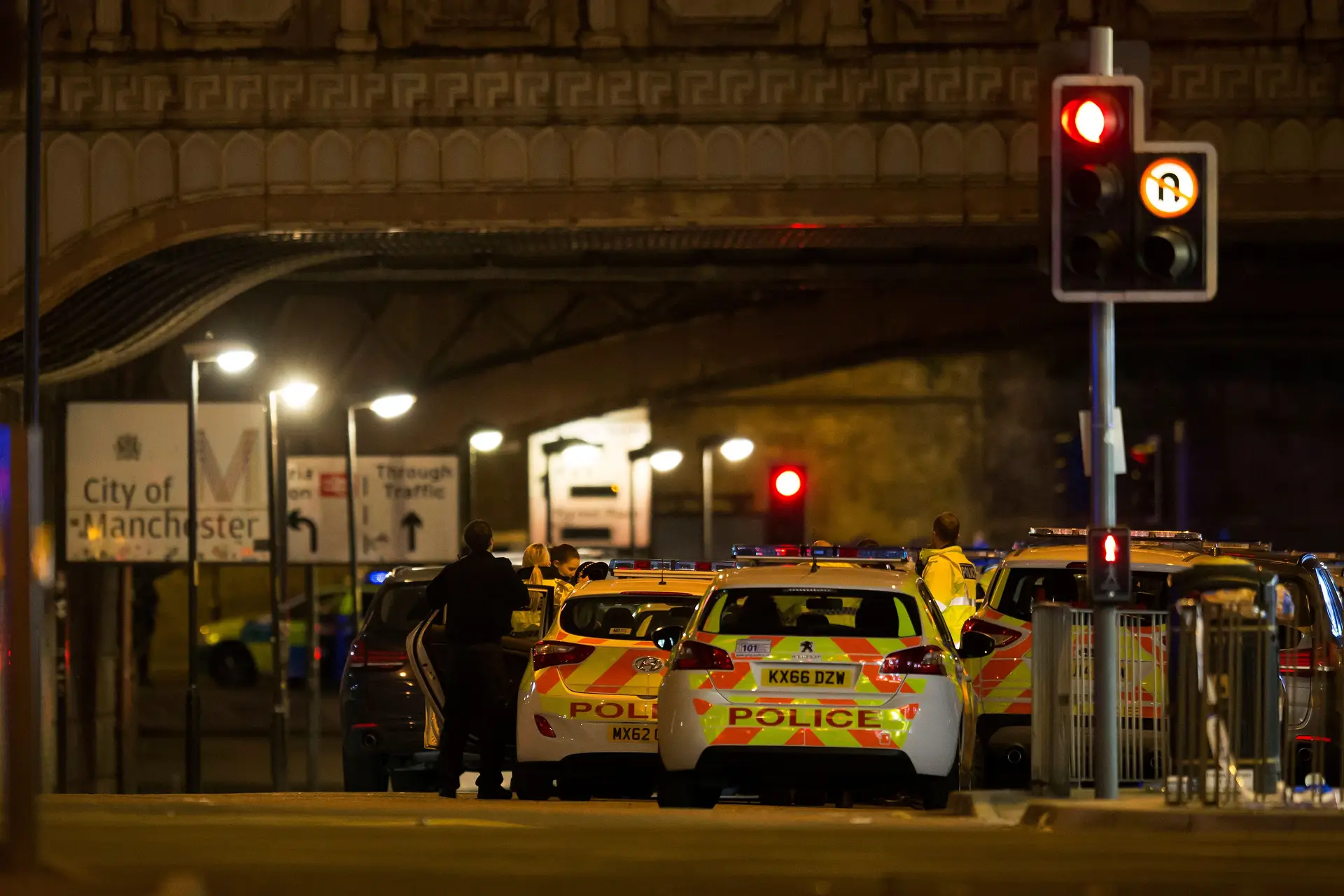 Hospitais da área de Manchester tratam feridos por estilhaços