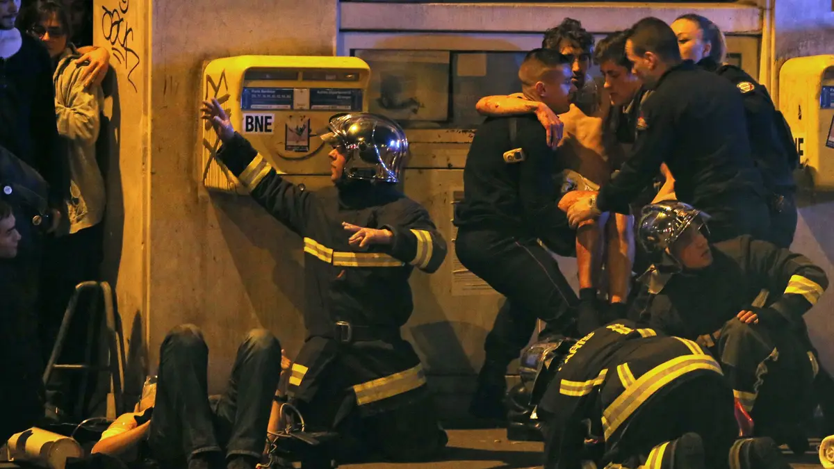 13 de novembro de 2015: Atentados na sala de concertos Bataclan, em vários bares e restaurantes no centro de Paris e perto do Estádio de França, em Saint-Denis, causaram 130 mortos e mais de 350 feridos. O grupo extremista Daesh reivindicou os ataques. 