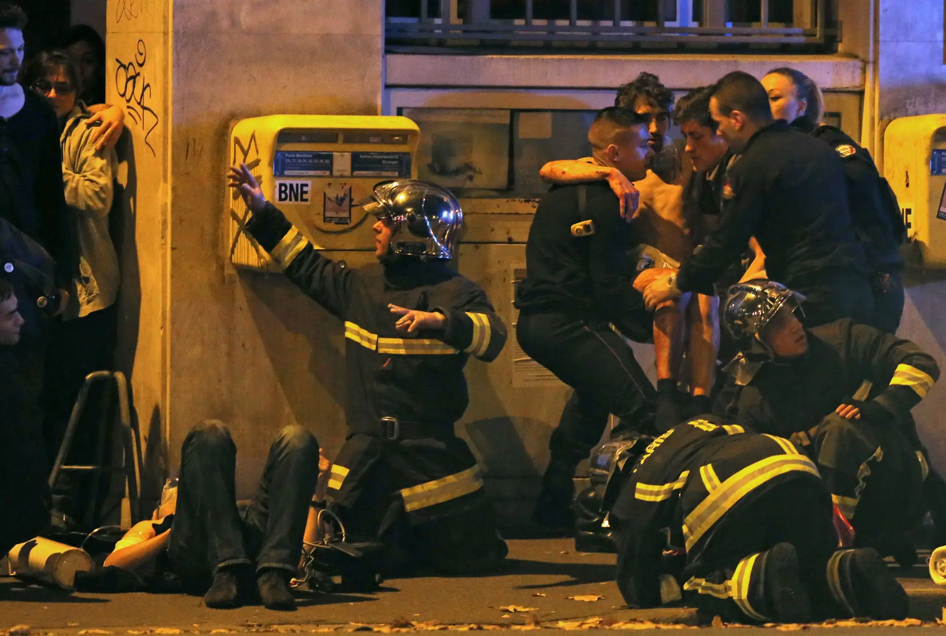 13 de novembro de 2015: Atentados na sala de concertos Bataclan, em vários bares e restaurantes no centro de Paris e perto do Estádio de França, em Saint-Denis, causaram 130 mortos e mais de 350 feridos. O grupo extremista Daesh reivindicou os ataques. 