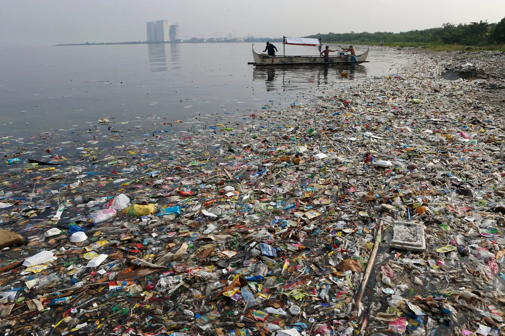 Necessários materiais alternativos para combater poluição nos oceanos