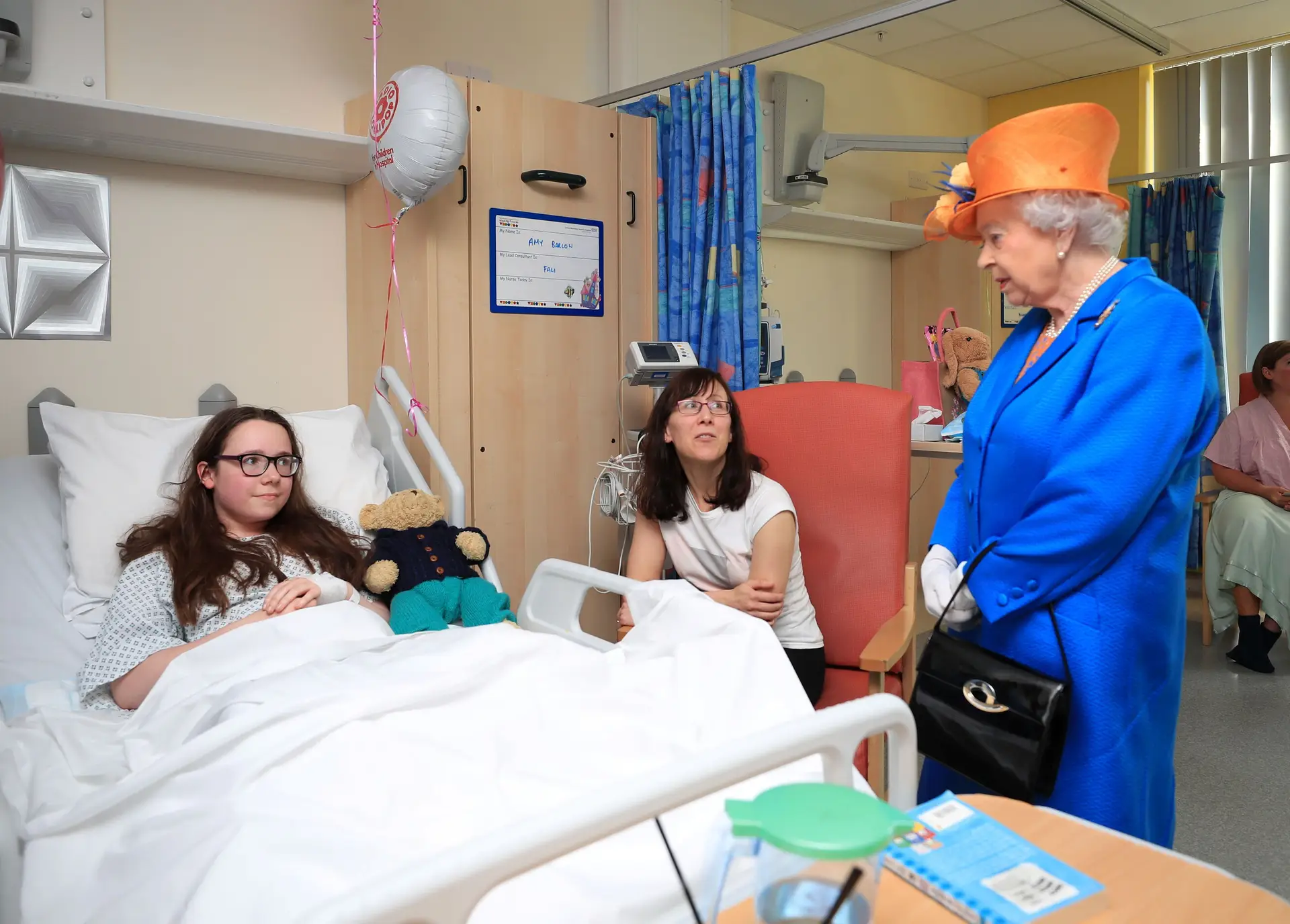 Rainha Isabel II visita crianças feridas no ataque suicida