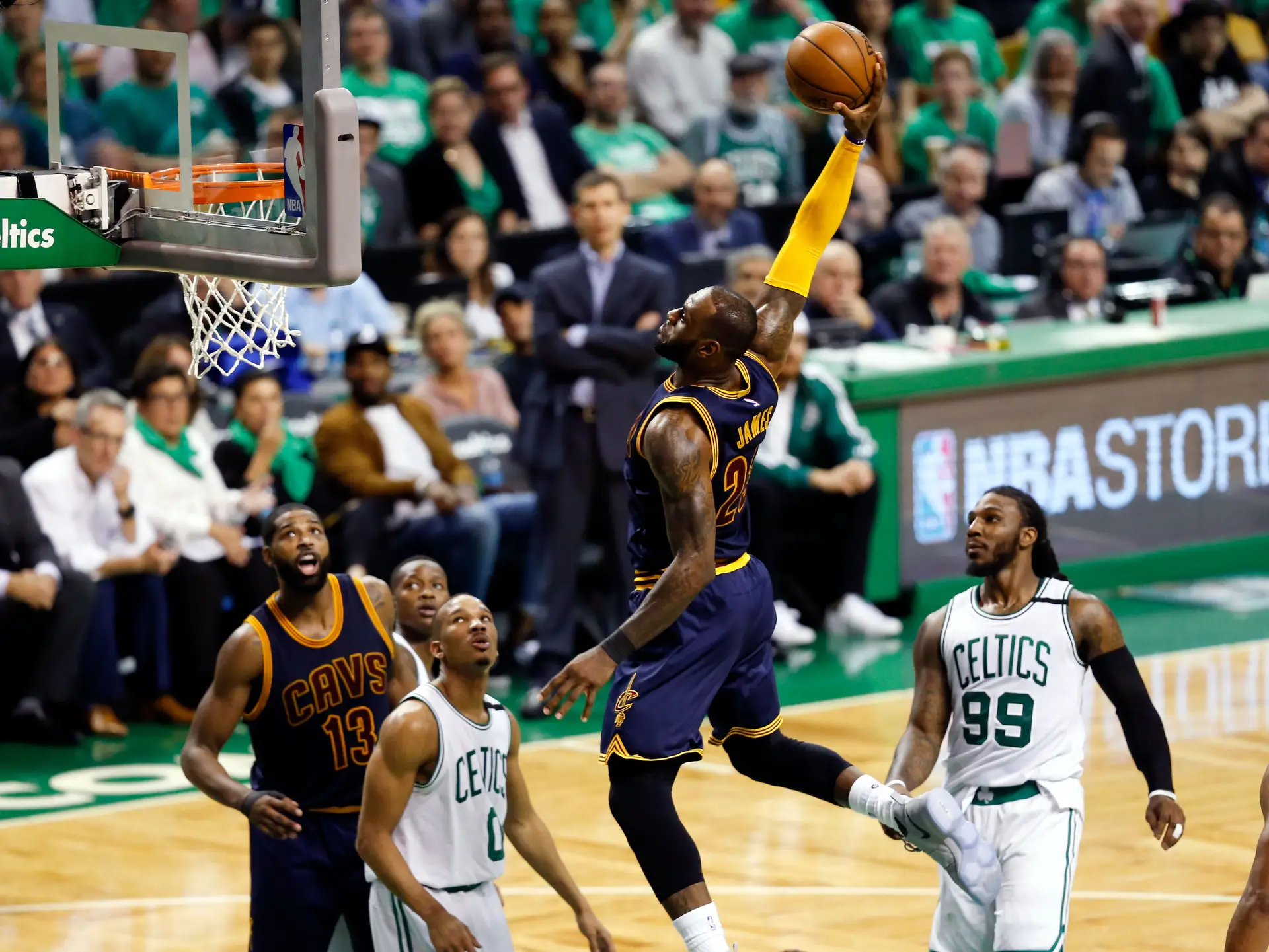 LeBron James contribuiu esta quinta-feira para a vitória dos campeões Cleveland Cavaliers com 35 pontos e tem agora um total de 5.989 pontos em jogos a eliminar, mais dois do que Michael Jordan.