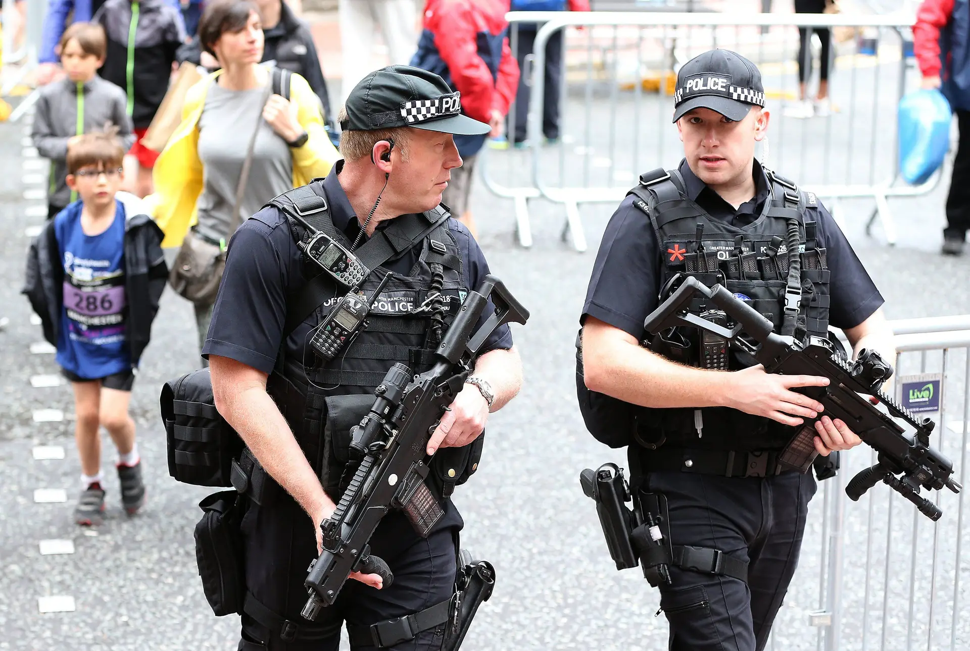 Polícia de Manchester detém suspeito de 25 anos, há 12 detidos