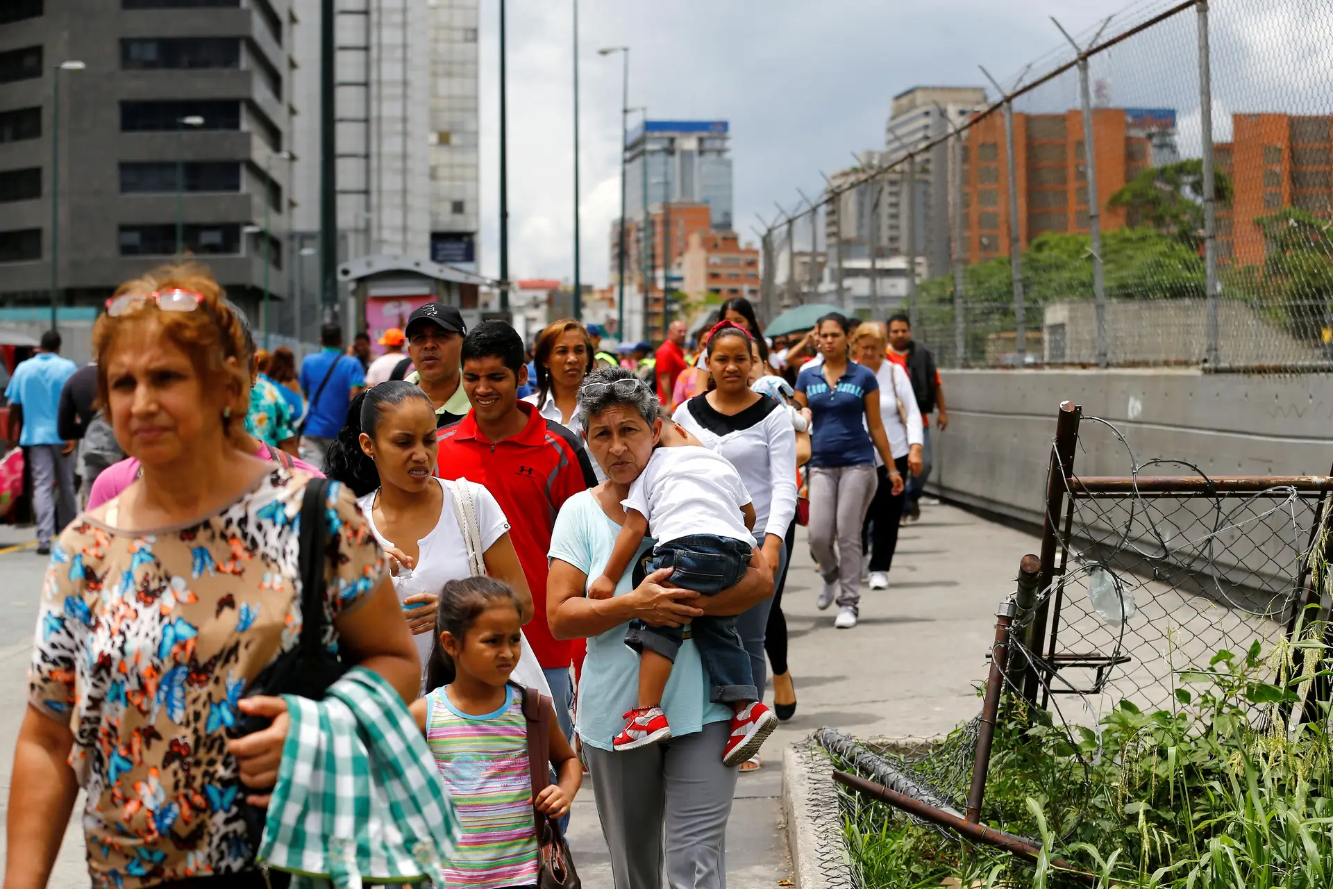 Longa fila para distribuição de alimentos num supermercado em Caracas 