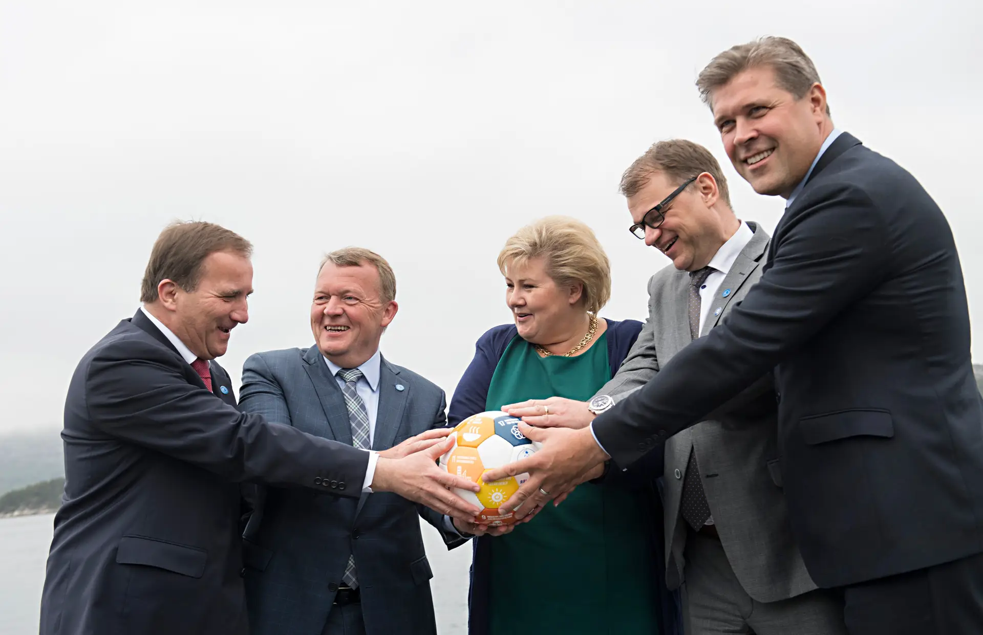 PM da Suécia Stefan Lofven, PM da Dinamarca Lars Lokke Rasmussen, PM da Noruega Erna Solberg, PM da Finlândia Juha Sipilä e PM da Islândia Bjarni Benediktsson