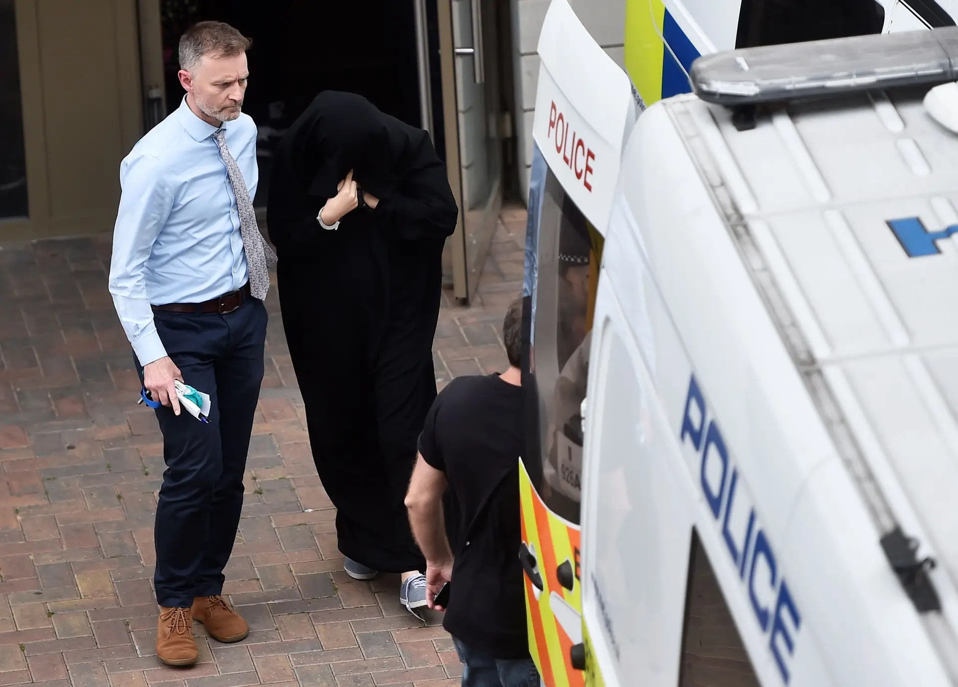 Doze detidos em operação policial na zona leste de Londres