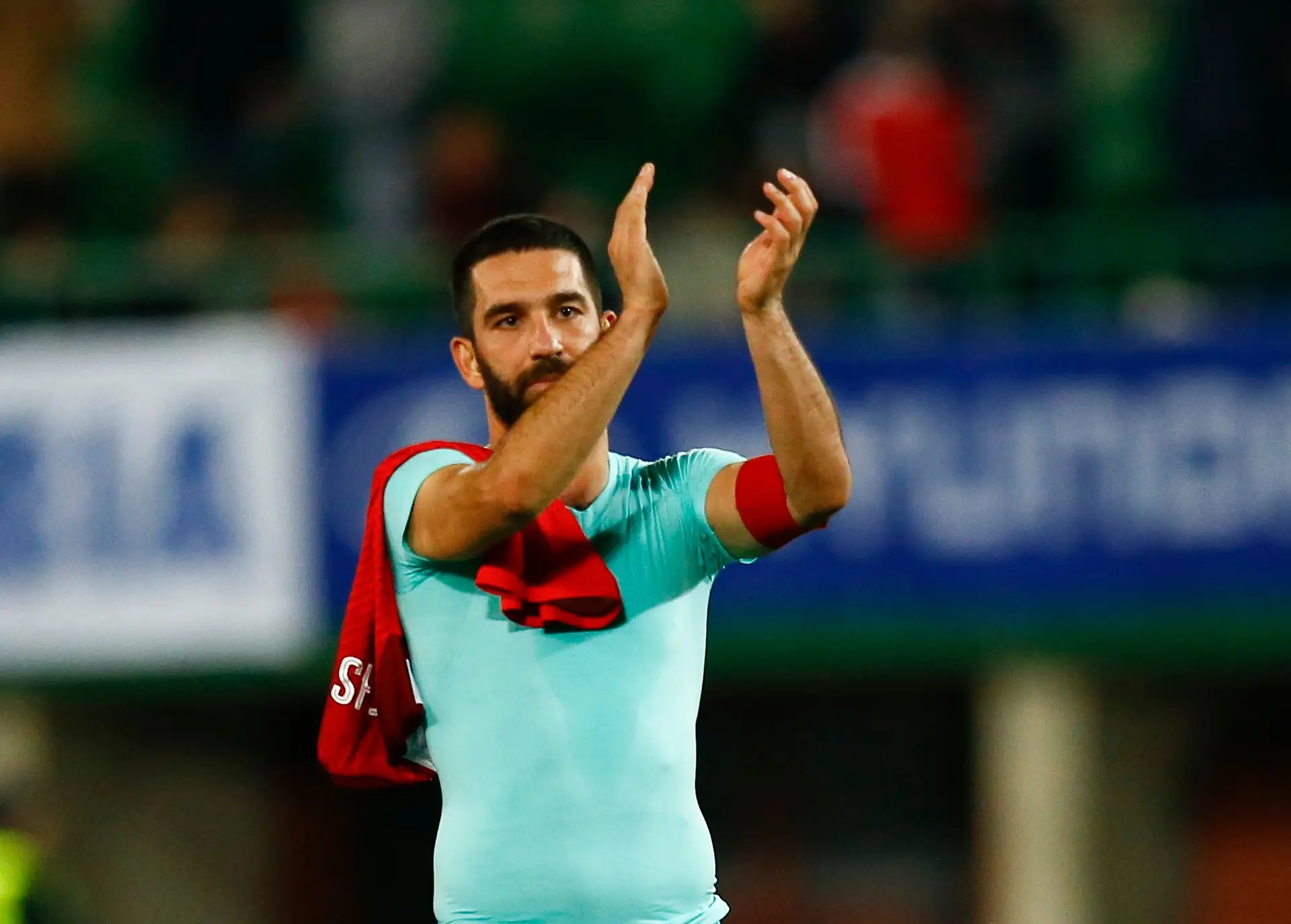 Arda Turan prefere deixar seleção turca do que pedir desculpa a jornalista