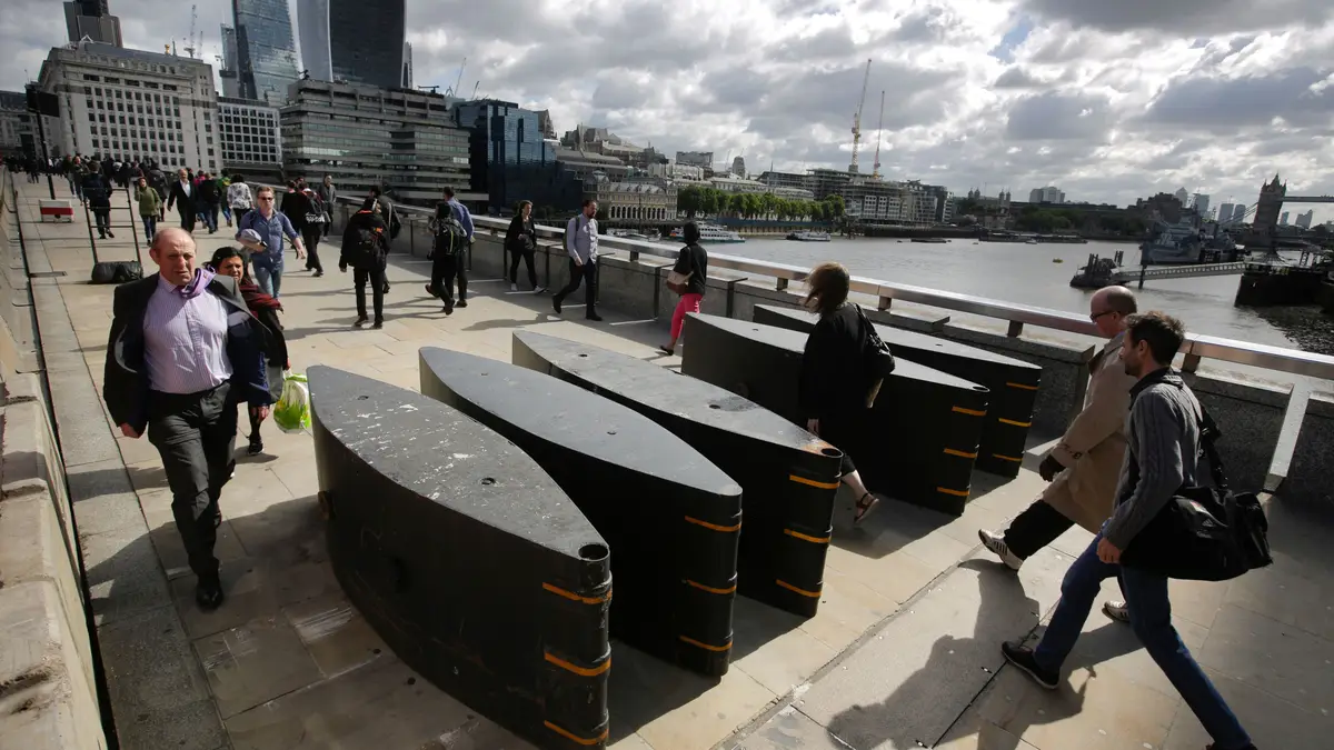 Barreiras erguidas na London Bridge