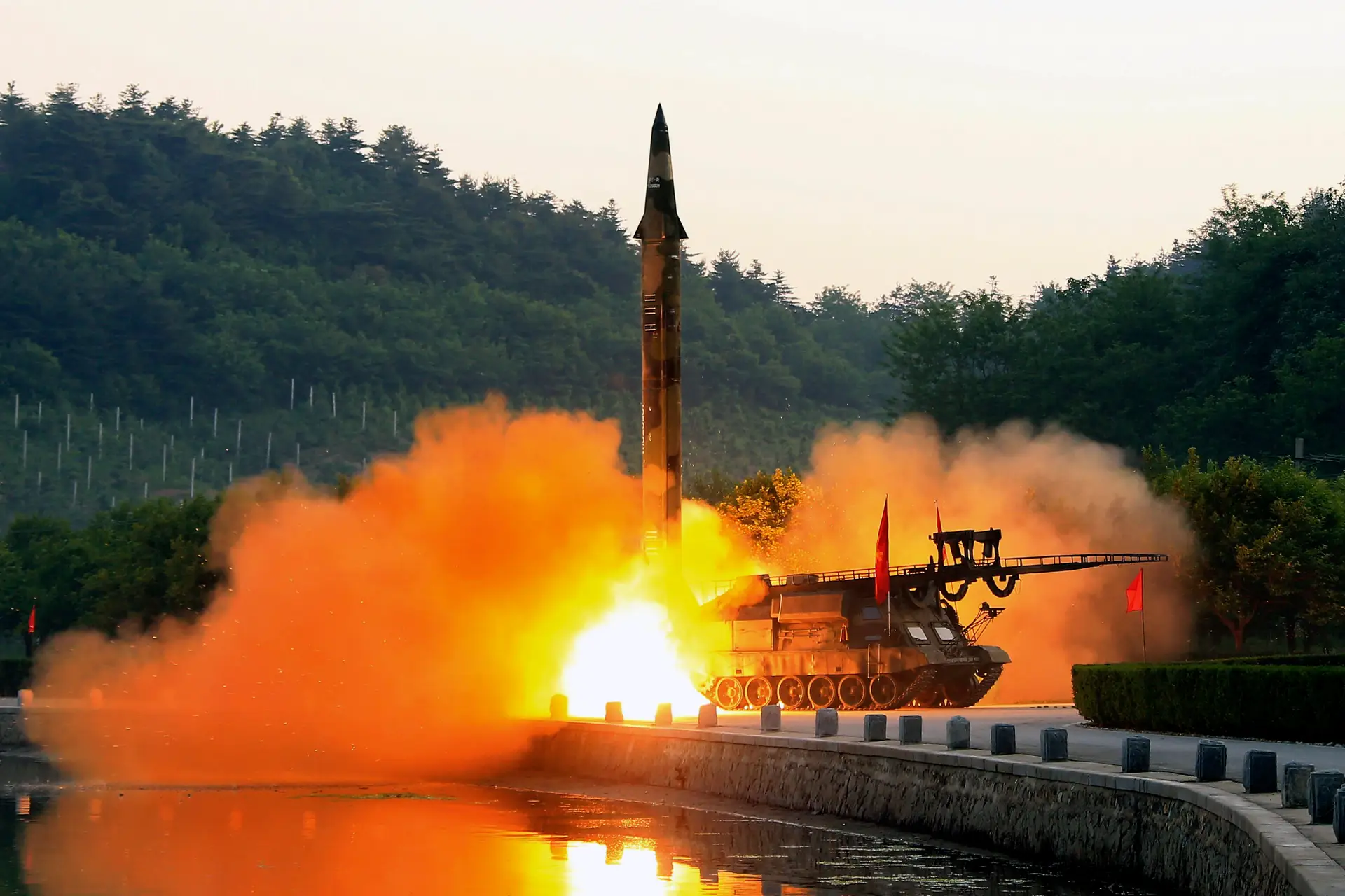 Coreia do Norte diz ter testado com sucesso novo míssil terra-mar