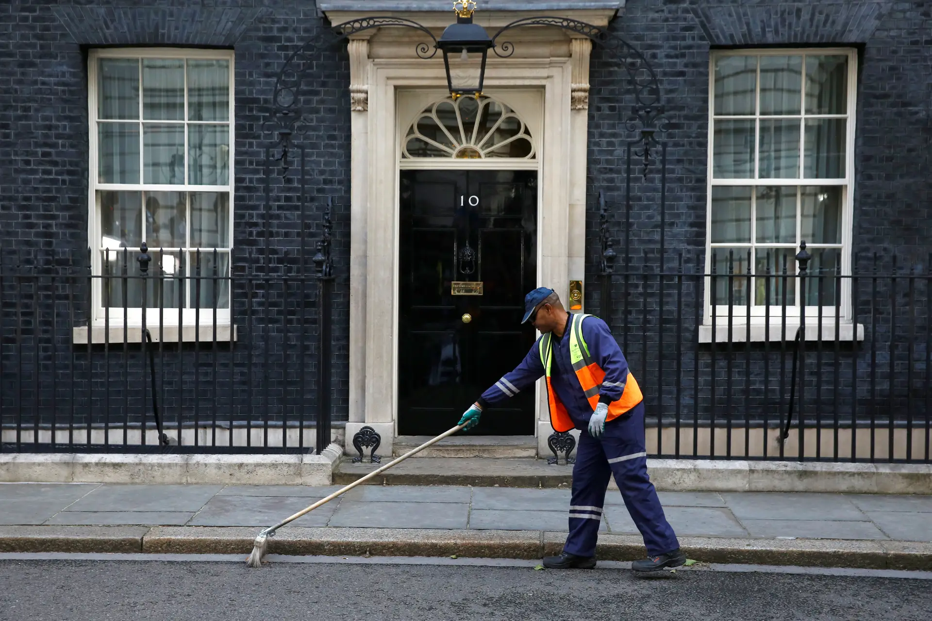 Theresa May fecha acordo com unionistas da Irlanda do Norte para formar governo