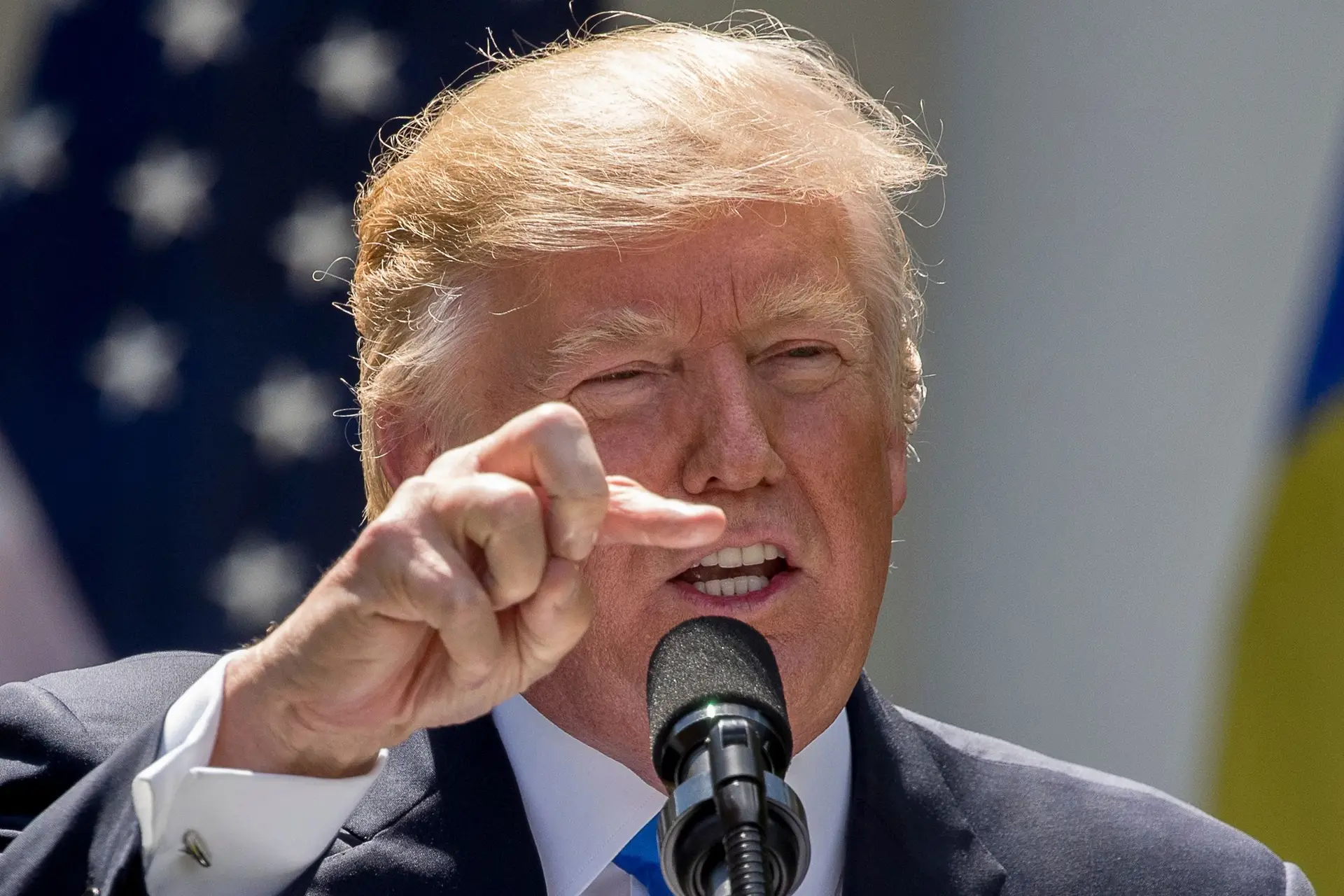 Trump acusa ex-diretor do FBI de cobardia por divulgar conversas entre os dois