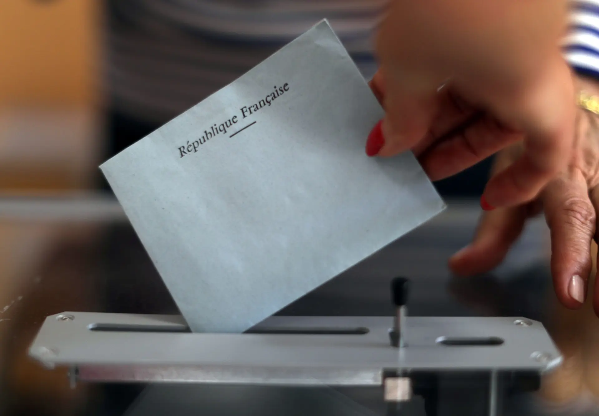 Urnas já abriram em França para a 1.ª volta das legislativas