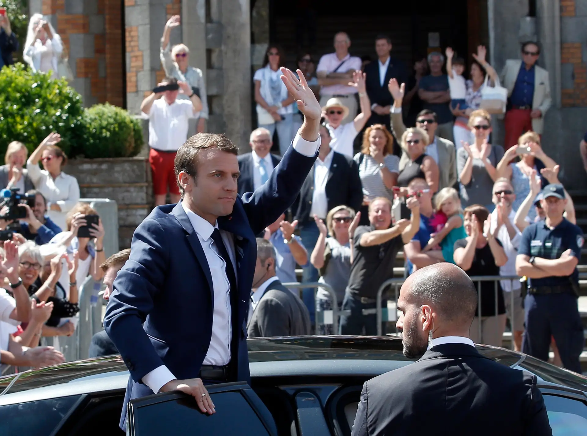 Imprensa francesa destaca "dobradinha" de Macron (e abstenção)