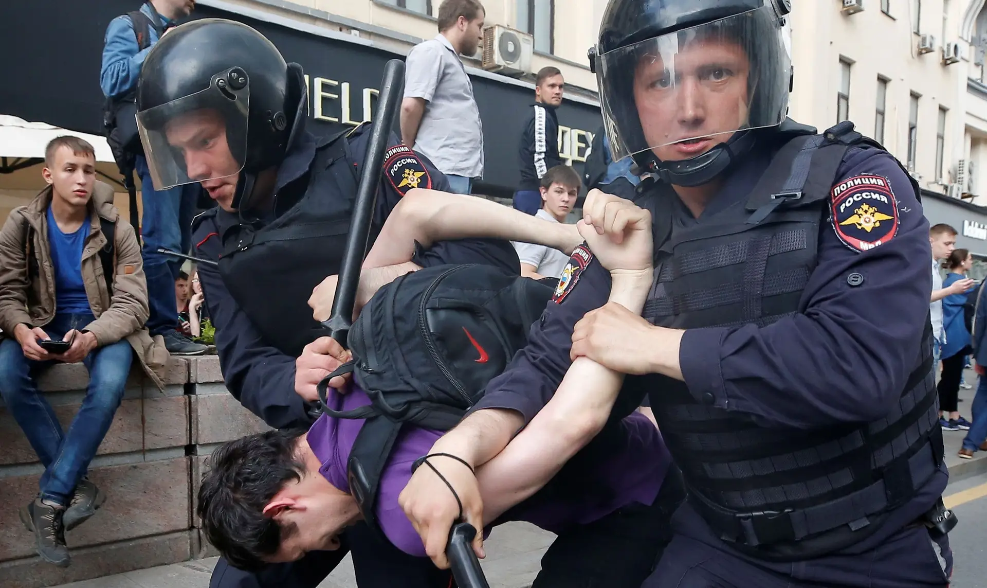 UE condena mais de 1.500 detenções durante protestos na Rússia