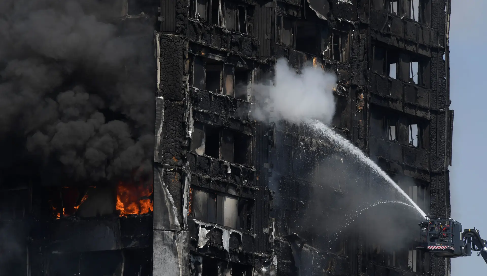 Portugueses internados após incêndio em Londres em observação mas "livres de perigo"