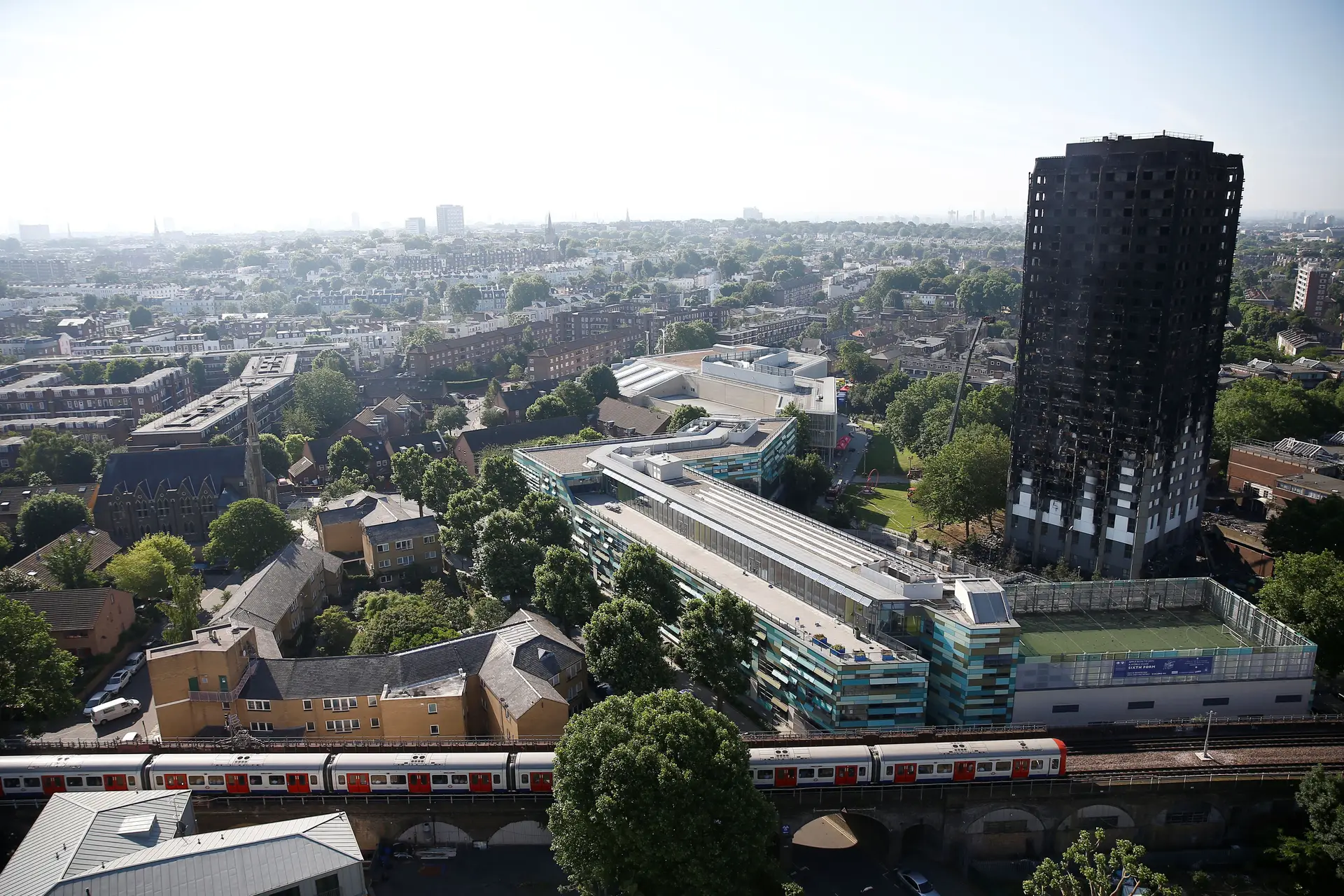 Número de mortos no incêndio de Londres sobe para 17