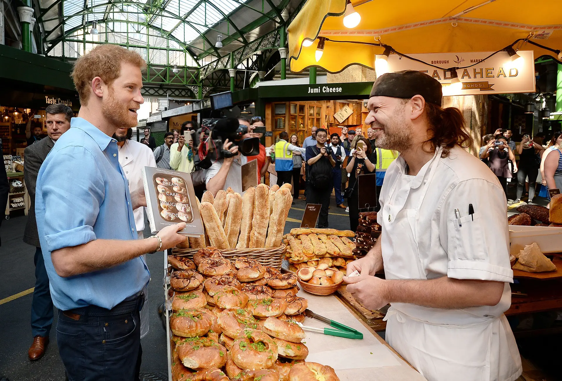 Príncipe Harry visita mercado de Borough