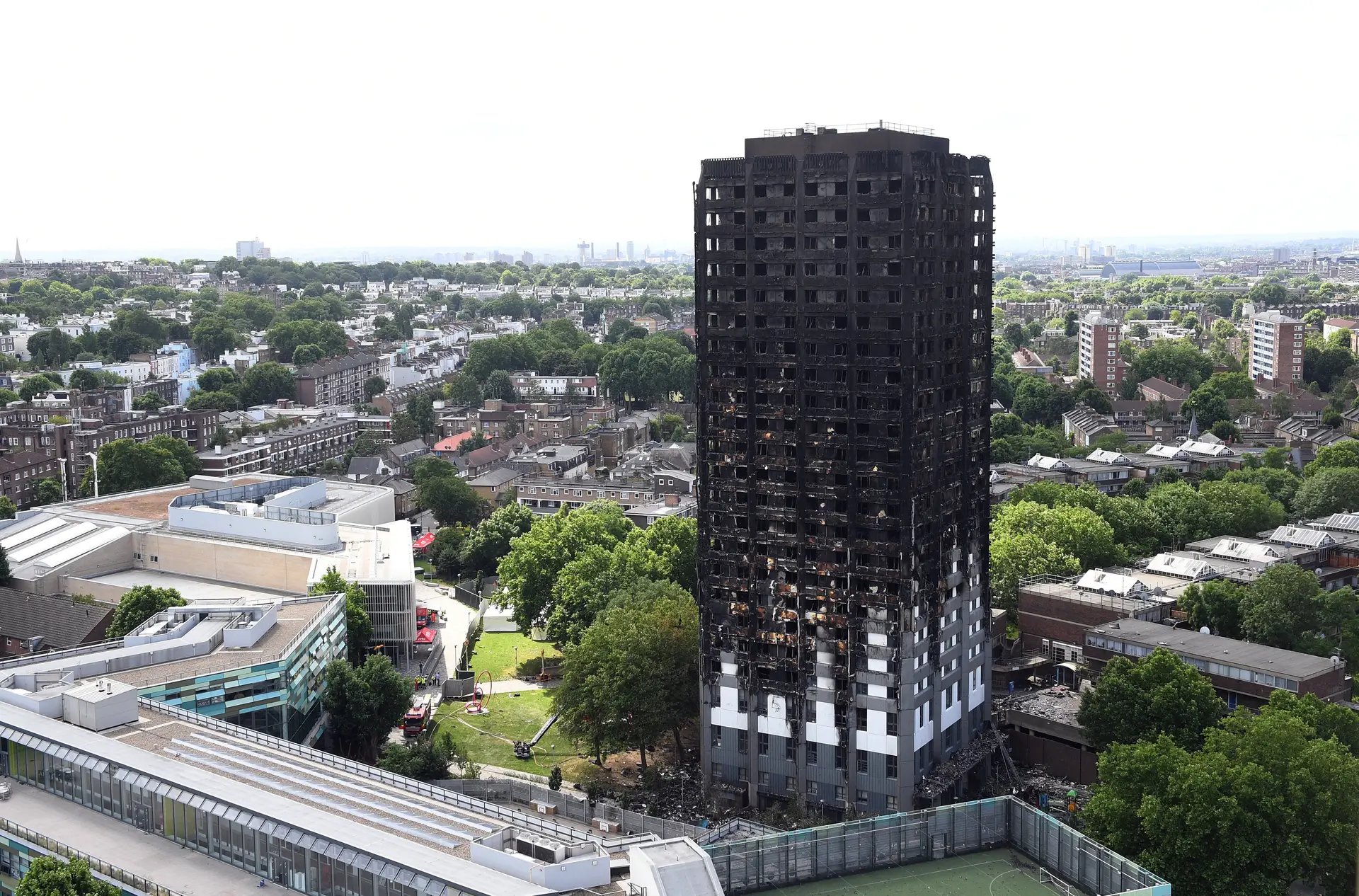 Suspensa venda de revestimento inflamável usado na torre Grenfell